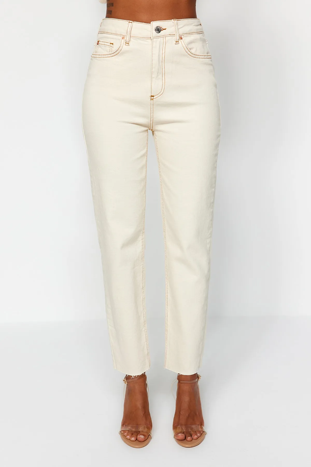 Trendyol Collection  Ecrufarbene, schmale Mom-Jeans mit hoher Taille TWOSS23JE00094