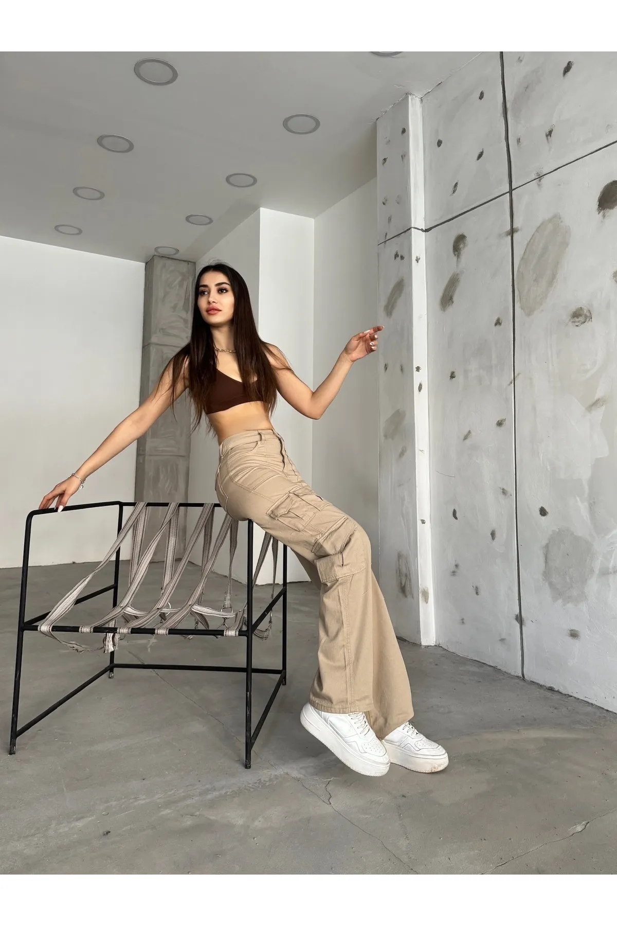 BİKELİFE  Beigefarbene Cargohose mit hoher Taille und mehreren Taschen und gerader Passform für Damen