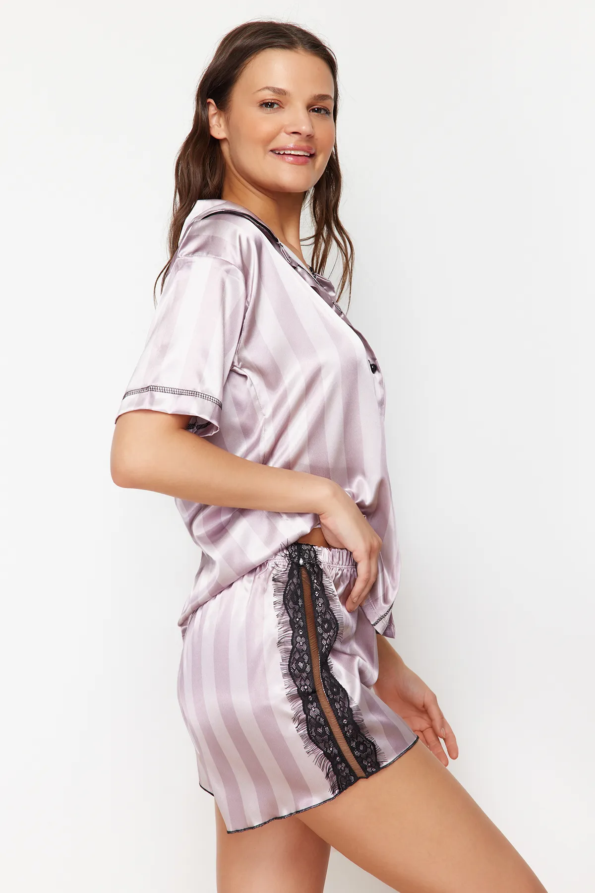 Trendyol Collection  Lila-mehrfarbig gestreiftes Pyjama-Set aus gewebtem Satin THMSS24PT00324