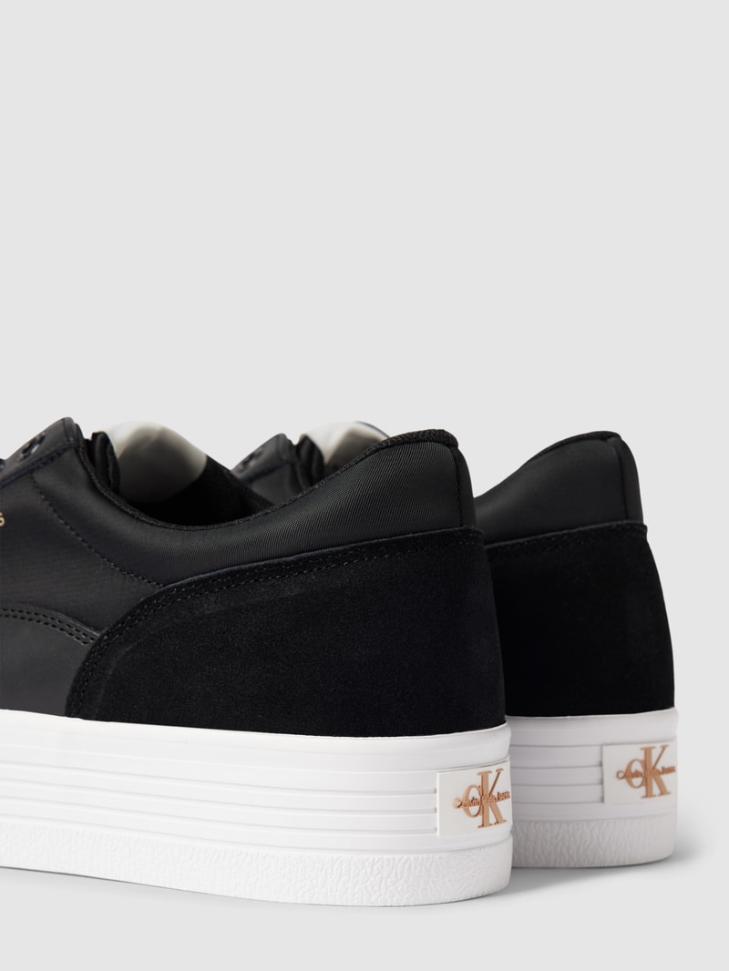 Plateau-Sneaker mit Label-Details in schwarz