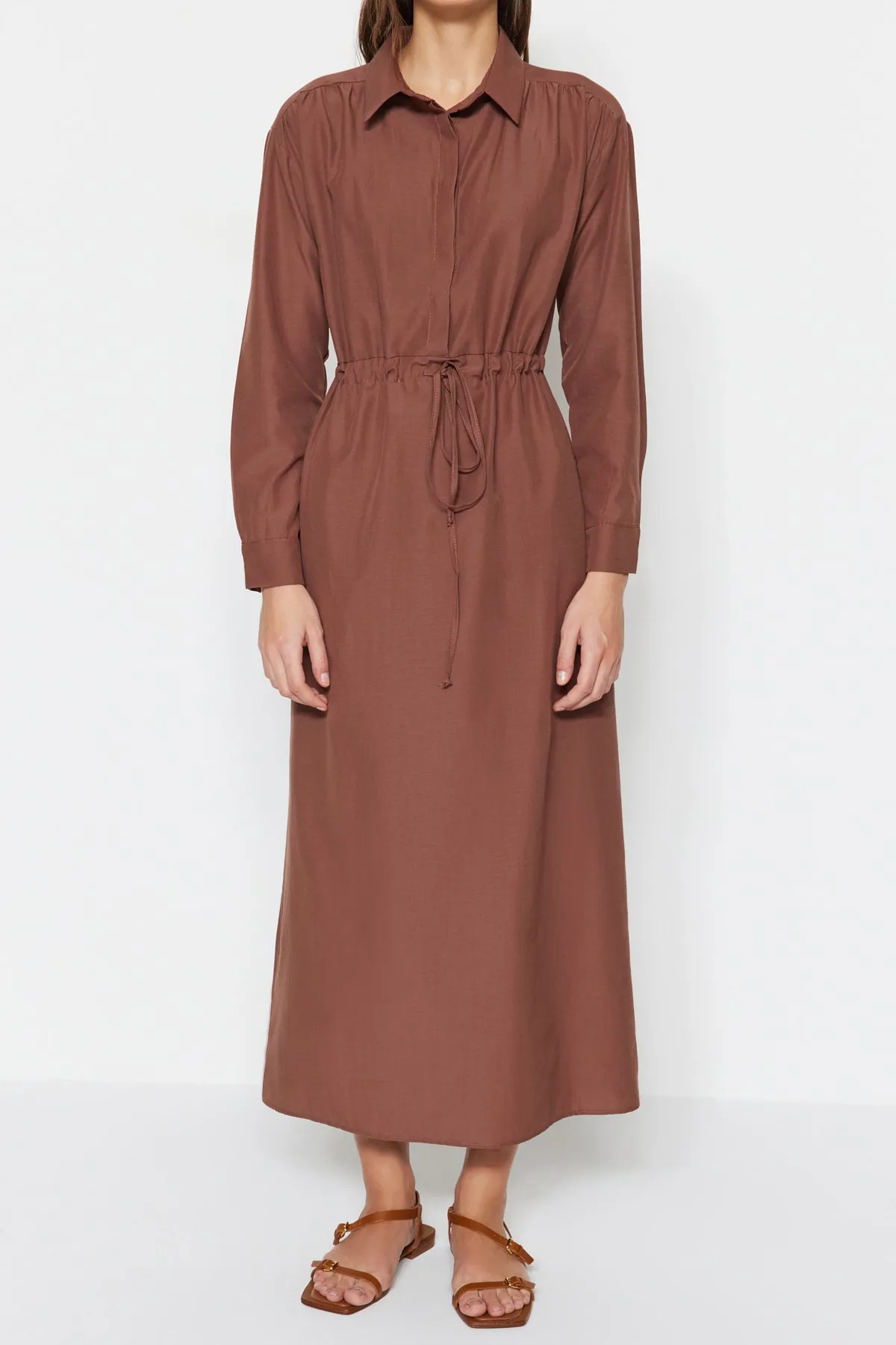 Trendyol Modest  Dunkelbraunes Kleid aus gewebter Baumwolle mit geraffter Taille TCTSS23EB00067