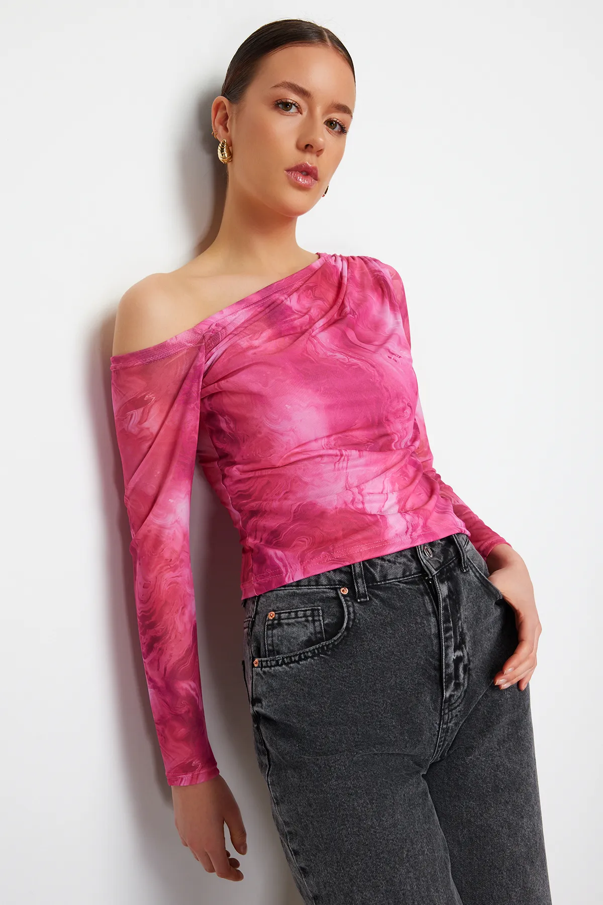 Trendyol Collection  Pink*001 Gemusterte, mit Tüll gefütterte Strickbluse mit asymmetrischem Kragen TWOAW24BZ00051