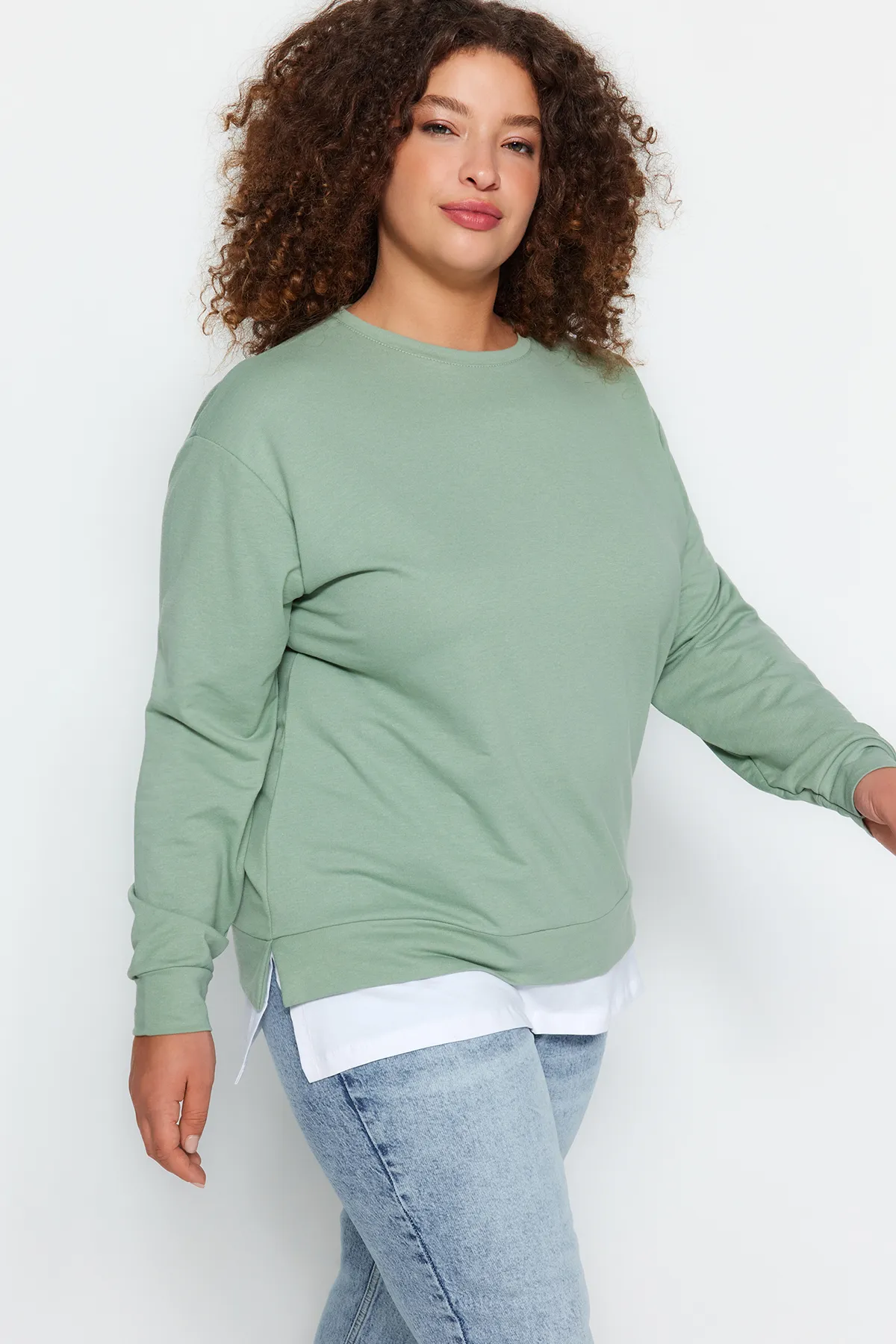 Trendyol Curve  Grünes Entfernen des unteren T-Shirt-Looks, dünnes gestricktes Sweatshirt TBBAW23AO00024