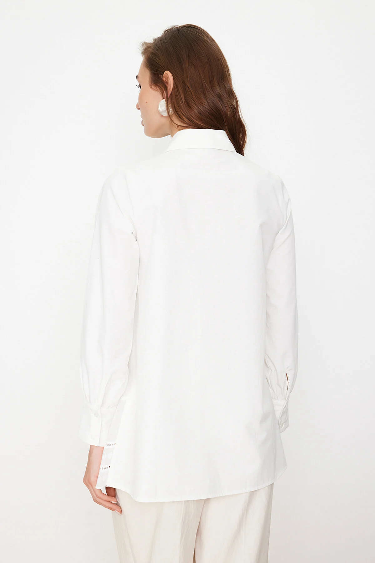 Trendyol Modest  Ecrufarbenes, gewebtes Baumwollhemd mit Stickereidetail TCTSS24TG00017