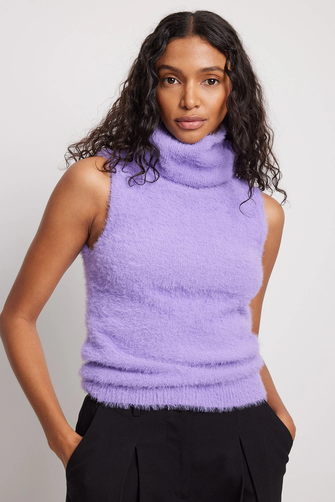 Flauschige hochgeschlossene Strickweste