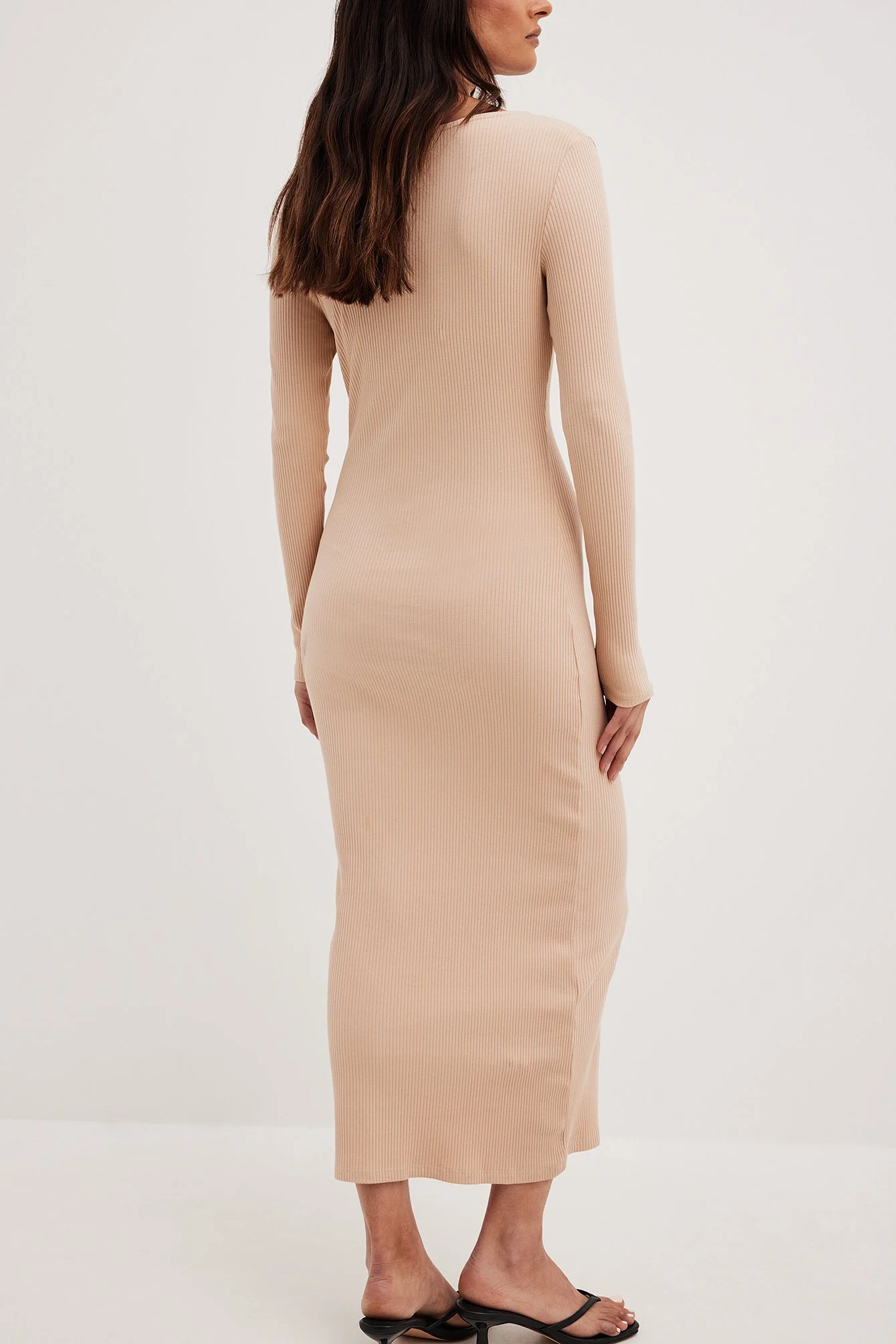 Geripptes Midikleid mit V-Ausschnitt