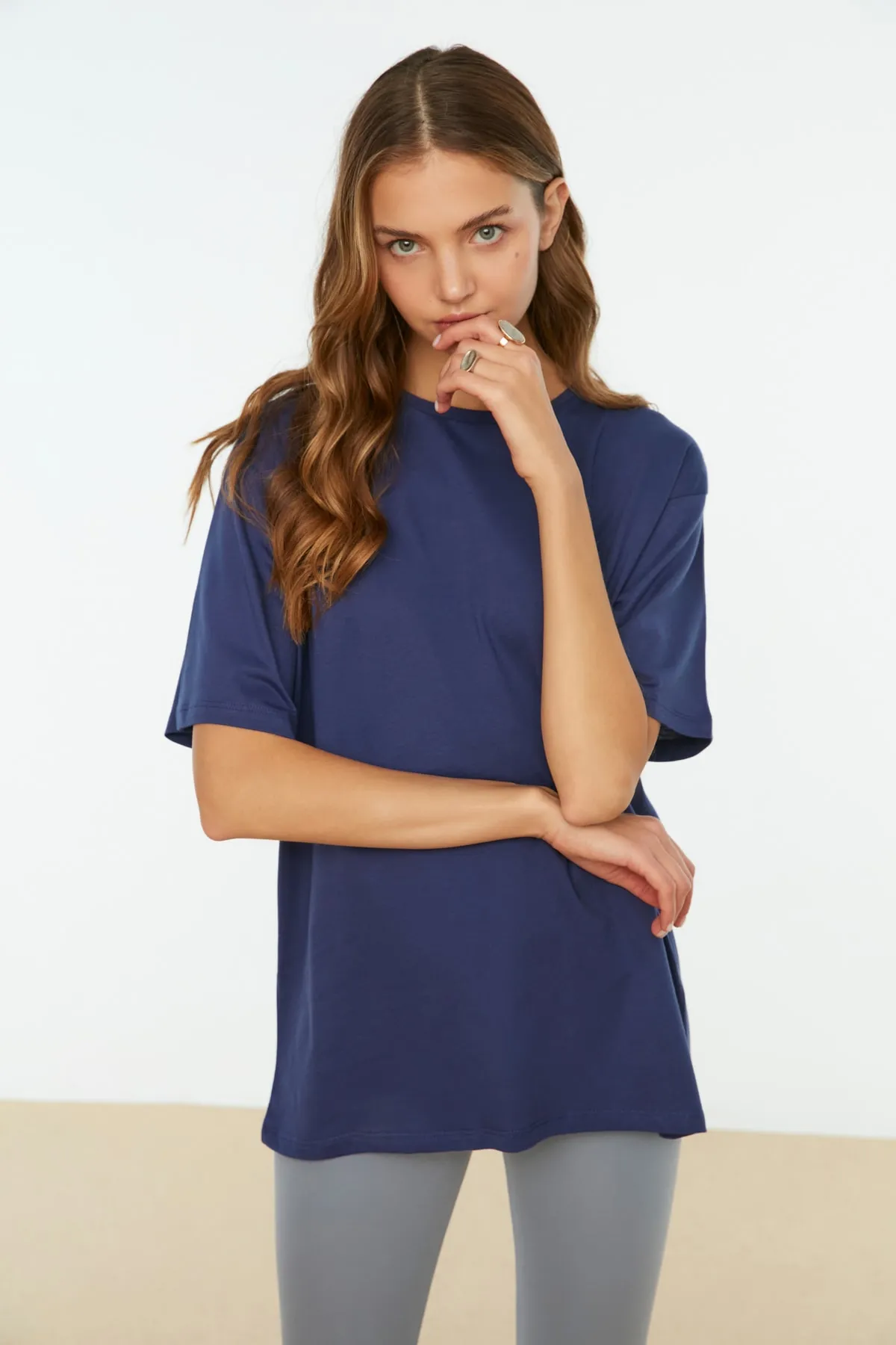 Trendyol Collection  Marineblaues Boyfriend-Strick-T-Shirt aus 100 % Baumwolle mit weitem Schnitt und Rundhalsausschnitt TWOSS20TS0134