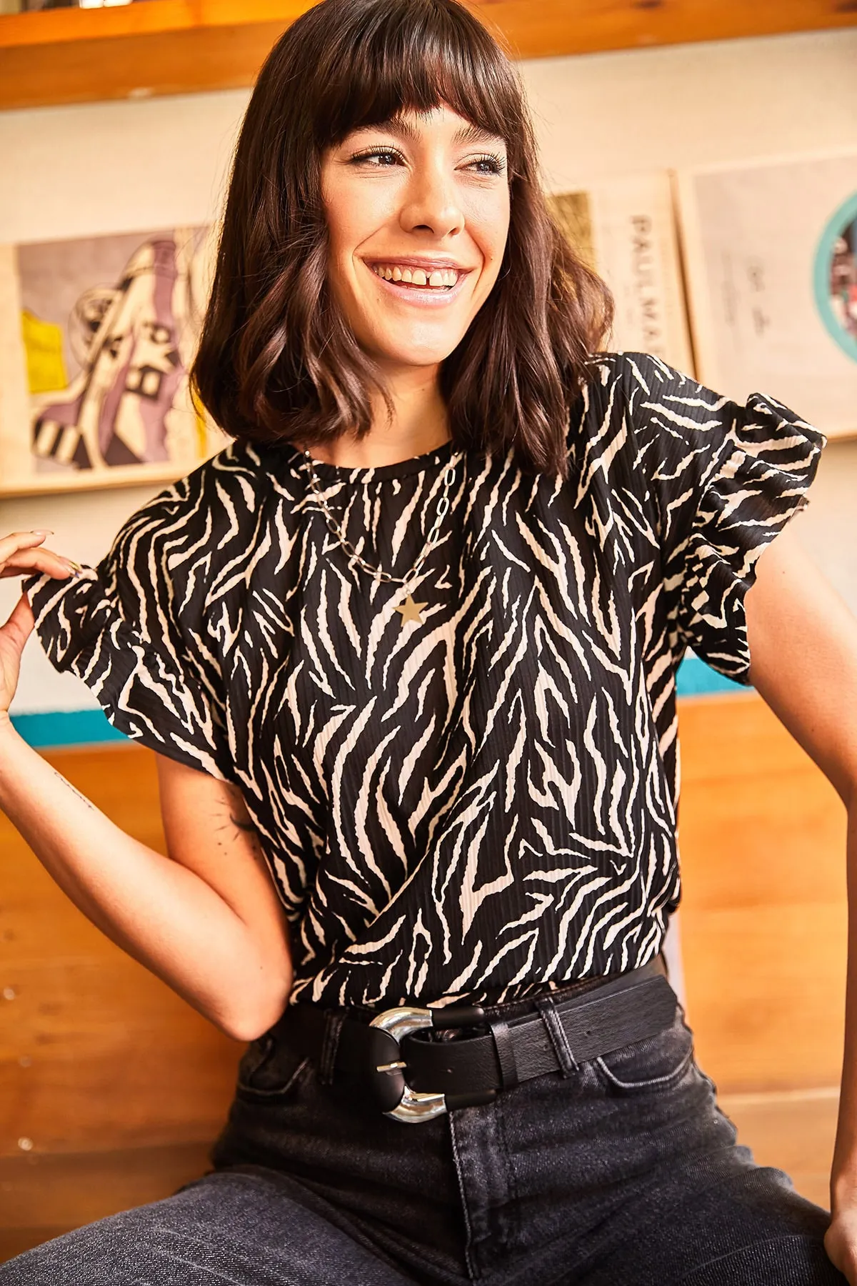 Olalook  Schwarzes Camisole-T-Shirt mit Zebraärmeln und Rüschen für Damen TSH-19000417