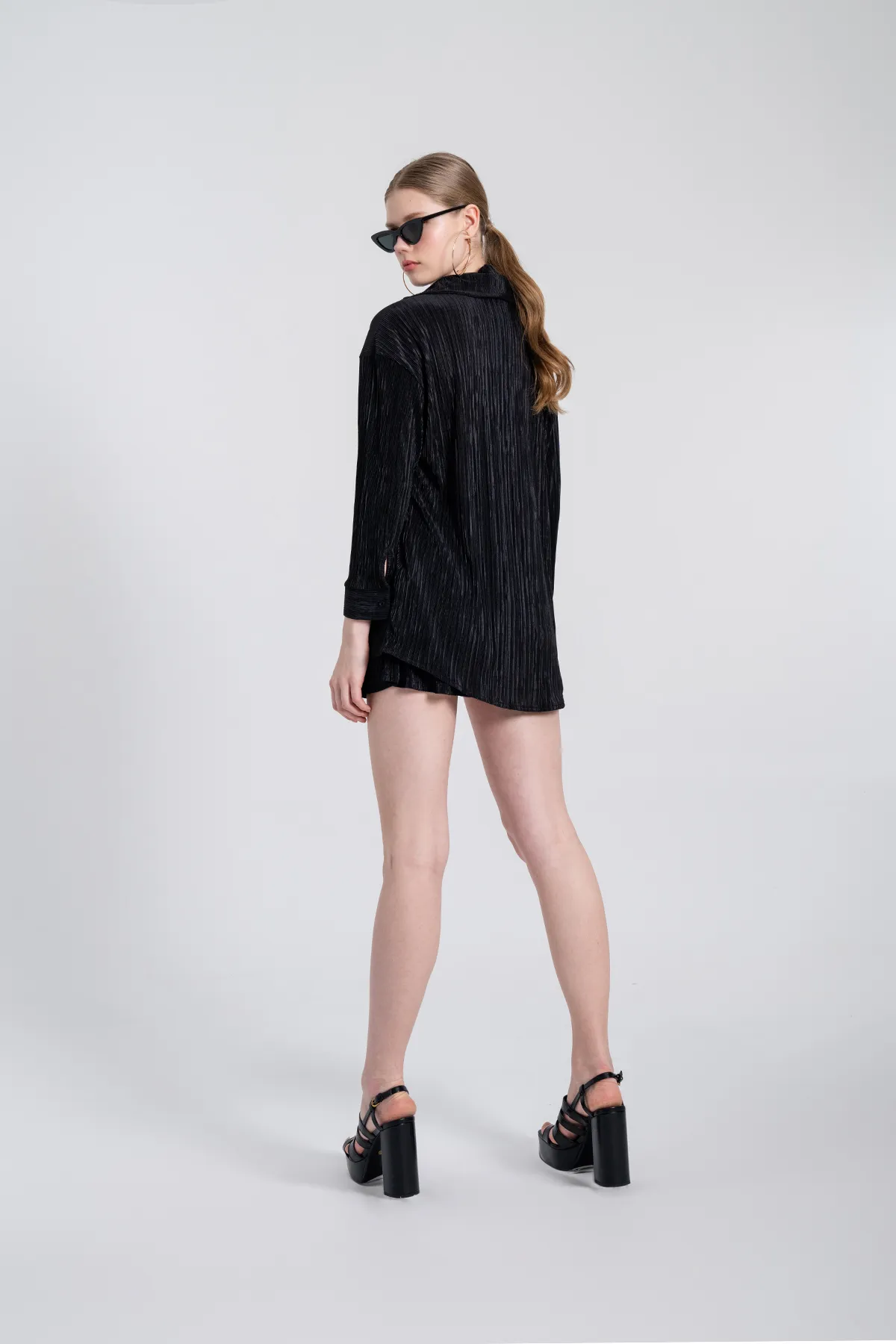 HOLLY LOLLY  Bequemes Oversize-Hemd mit Knopfverschluss in Schwarz