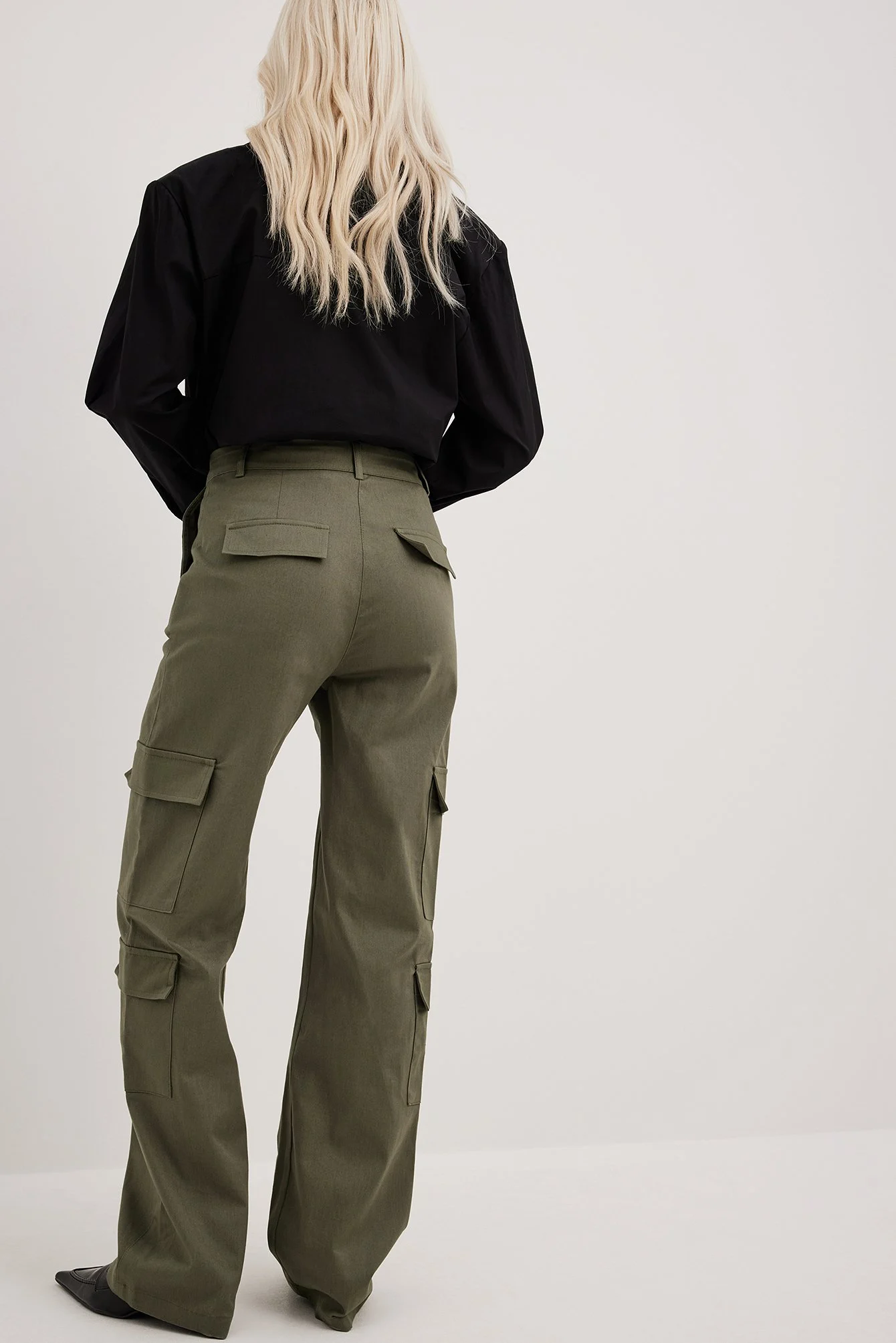 Cargohose mit Taschen und mittlerer Taille