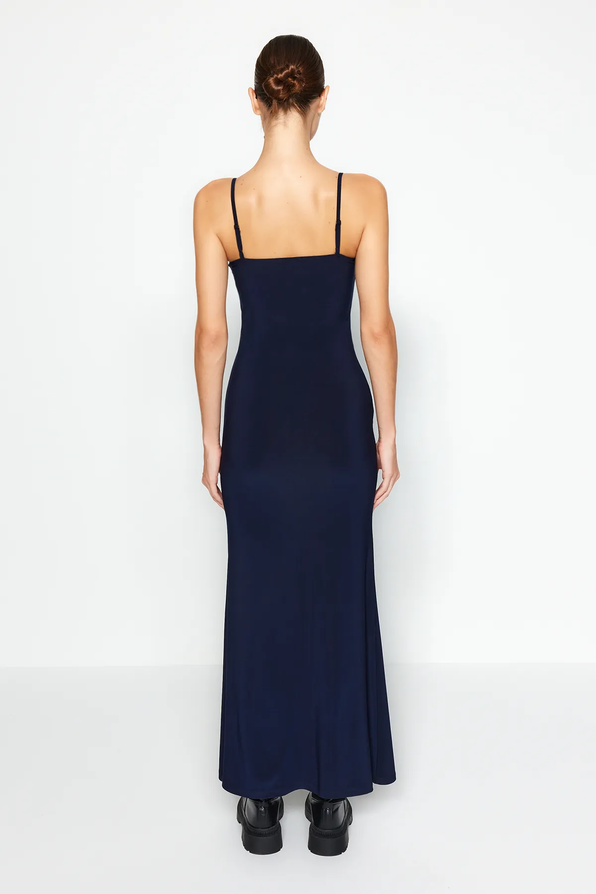 Trendyol Collection  Marineblaues tailliertes/tailliertes, dehnbares Maxi-Bleistiftkleid aus Strick mit Trägern TWOSS23EL02435