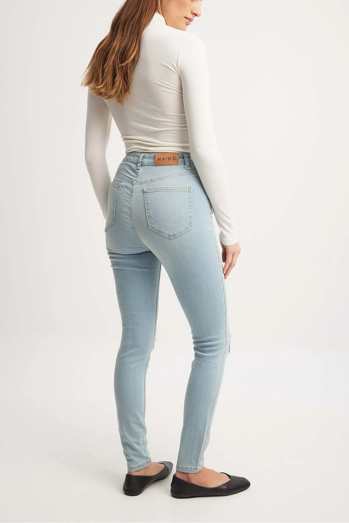 NA-KD  Skinny Jeans mit Destroyed-Effekt und hoher Taille aus Bio-Baumwolle
