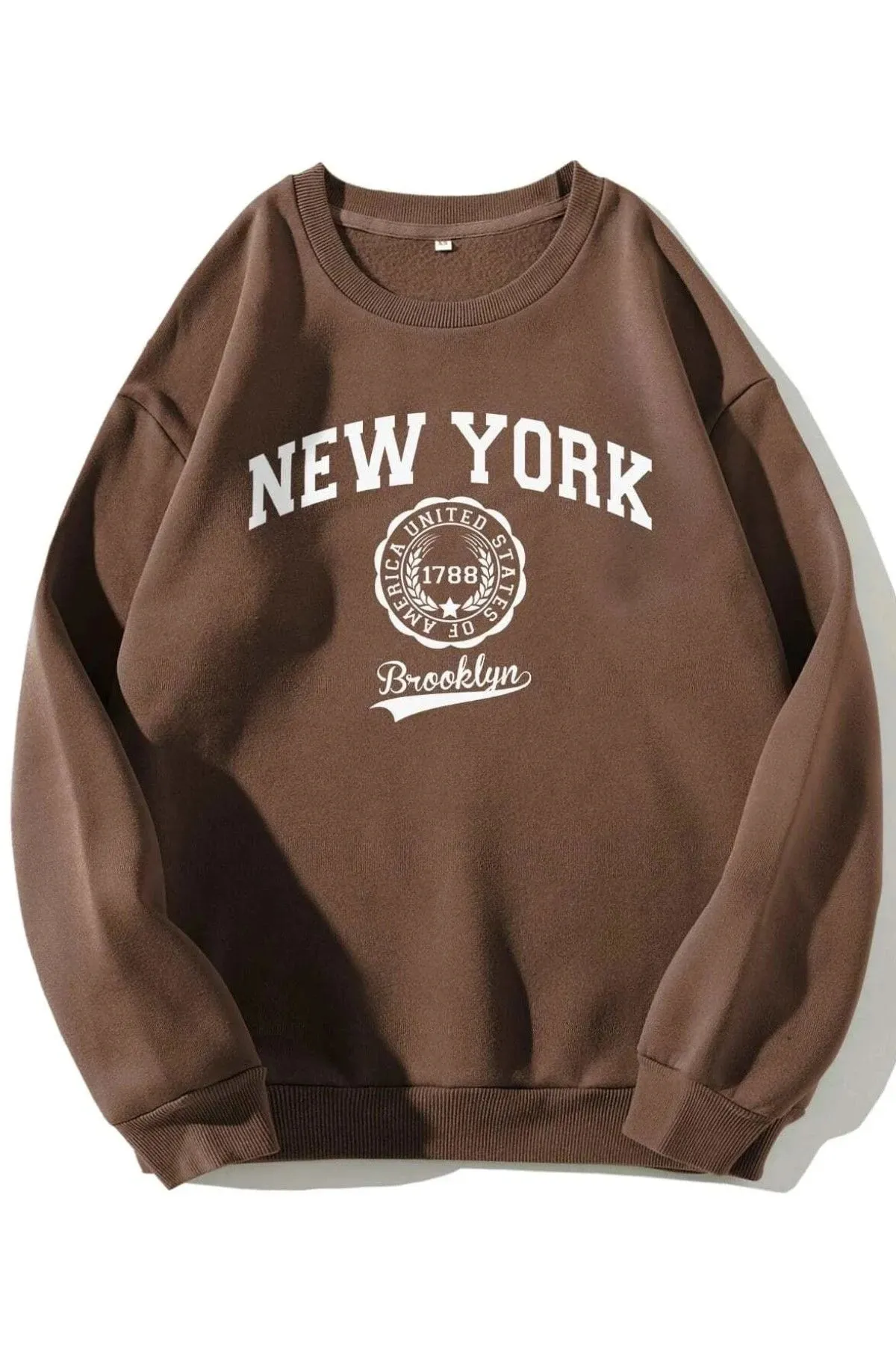 MODAGEN  Braunes Unisex-Sweatshirt mit Rundhalsausschnitt und bedrucktem New York-Print in Braun