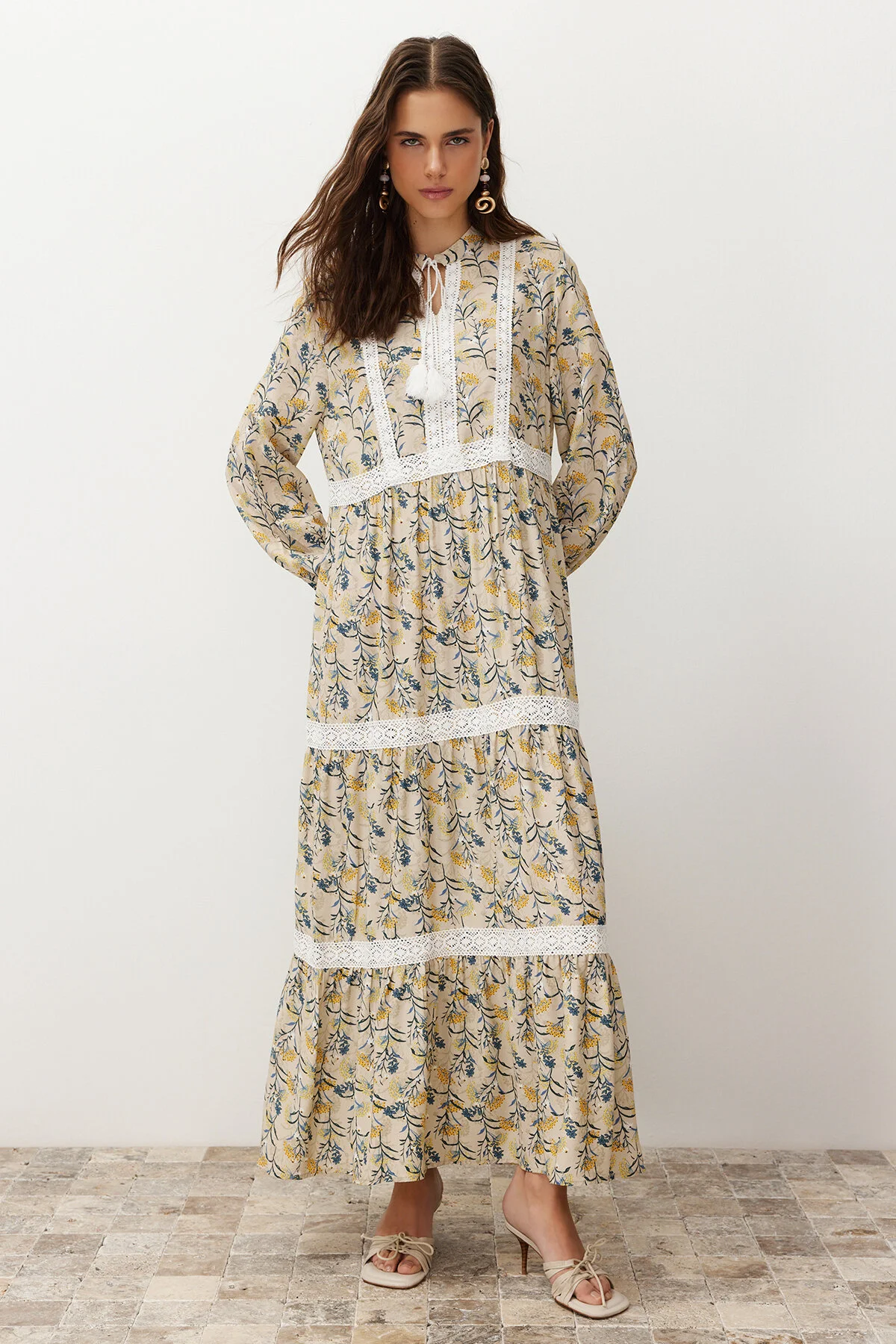 Trendyol Modest  Beigefarbenes, gewebtes Kleid mit Blumenstickerei und detailliertem Ausschnitt TCTSS24EB00048