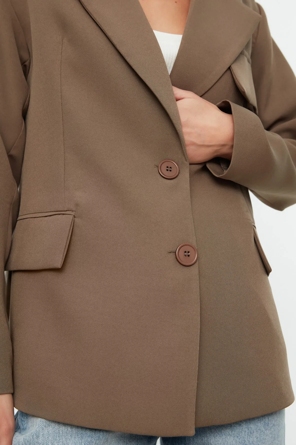 Trendyol Collection  Nerzfarbene, übergroße, gefütterte, zweireihige Blazerjacke aus Webstoff mit Verschluss TWOSS22CE0077
