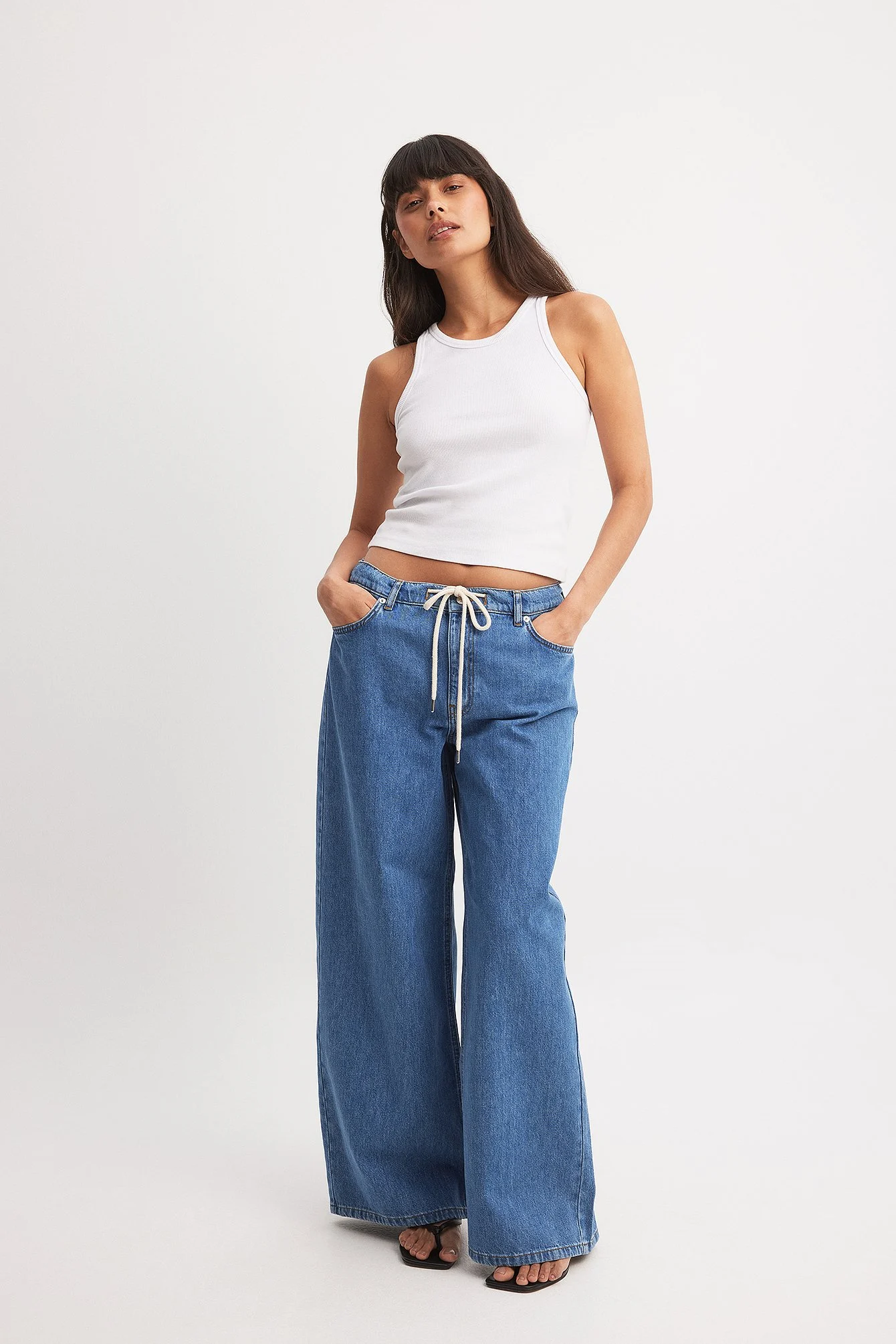 Jeans mit halbhoher Taille und Tunnelzug