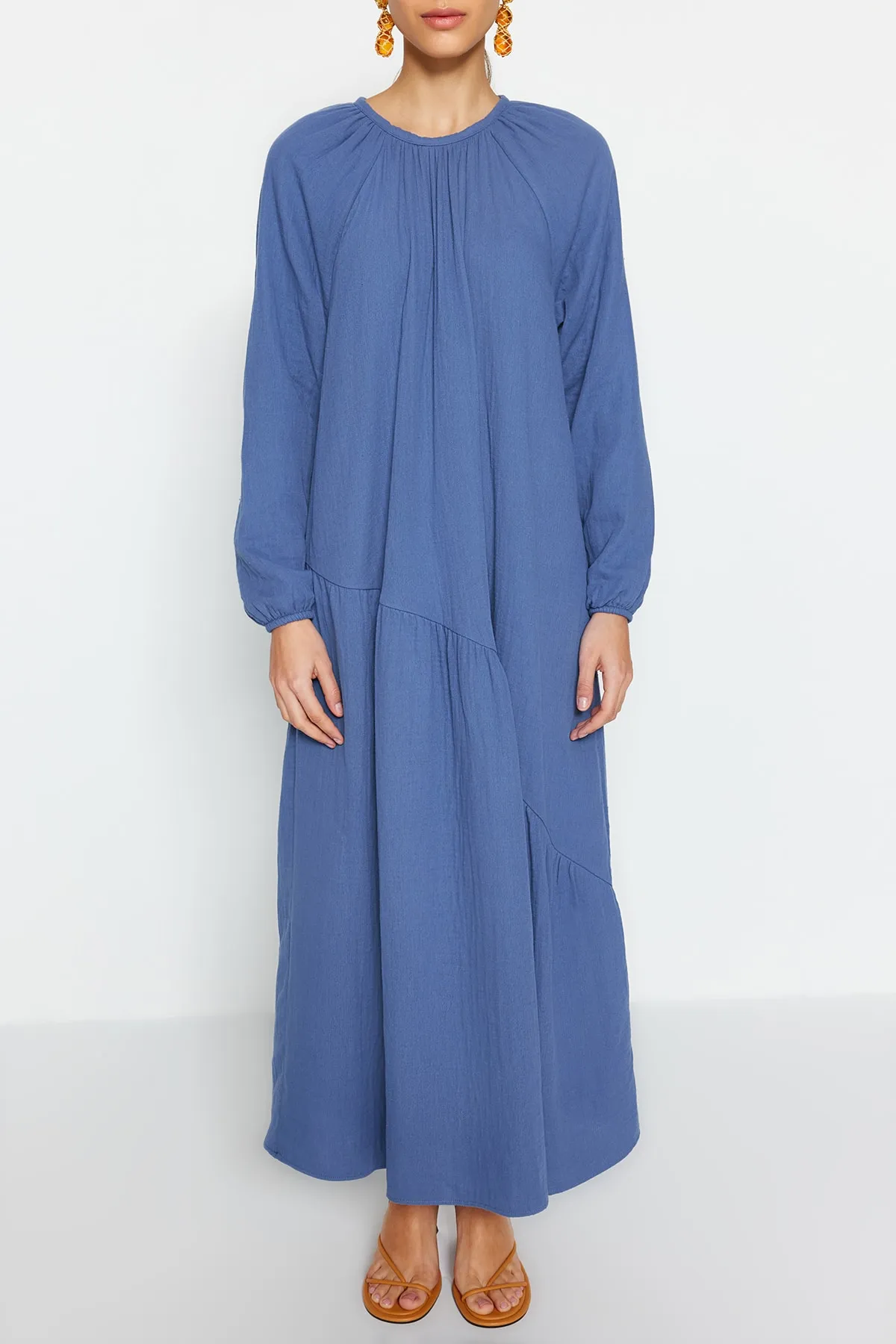 Trendyol Modest  Indigoblaues, gefüttertes, gewebtes Kleid aus 100 % Baumwollmusselin mit Raffung und weiter Passform TCTSS23EB00285