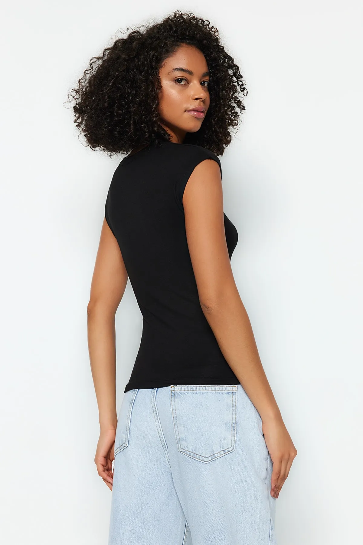 Trendyol Collection  Schwarze, taillierte Strickbluse aus Premium-Viskose mit Mondärmeln TWOSS23BZ00992