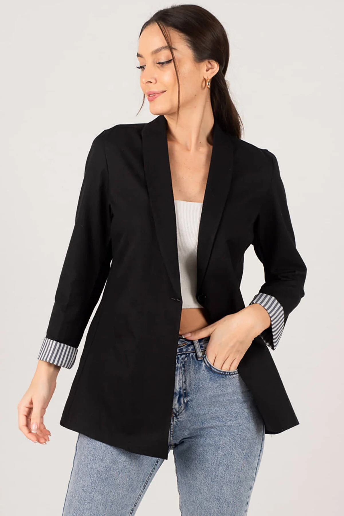 armonika  Schwarze Damenjacke mit einem Knopf und gestreiften Innenärmeln ARM-22K001122