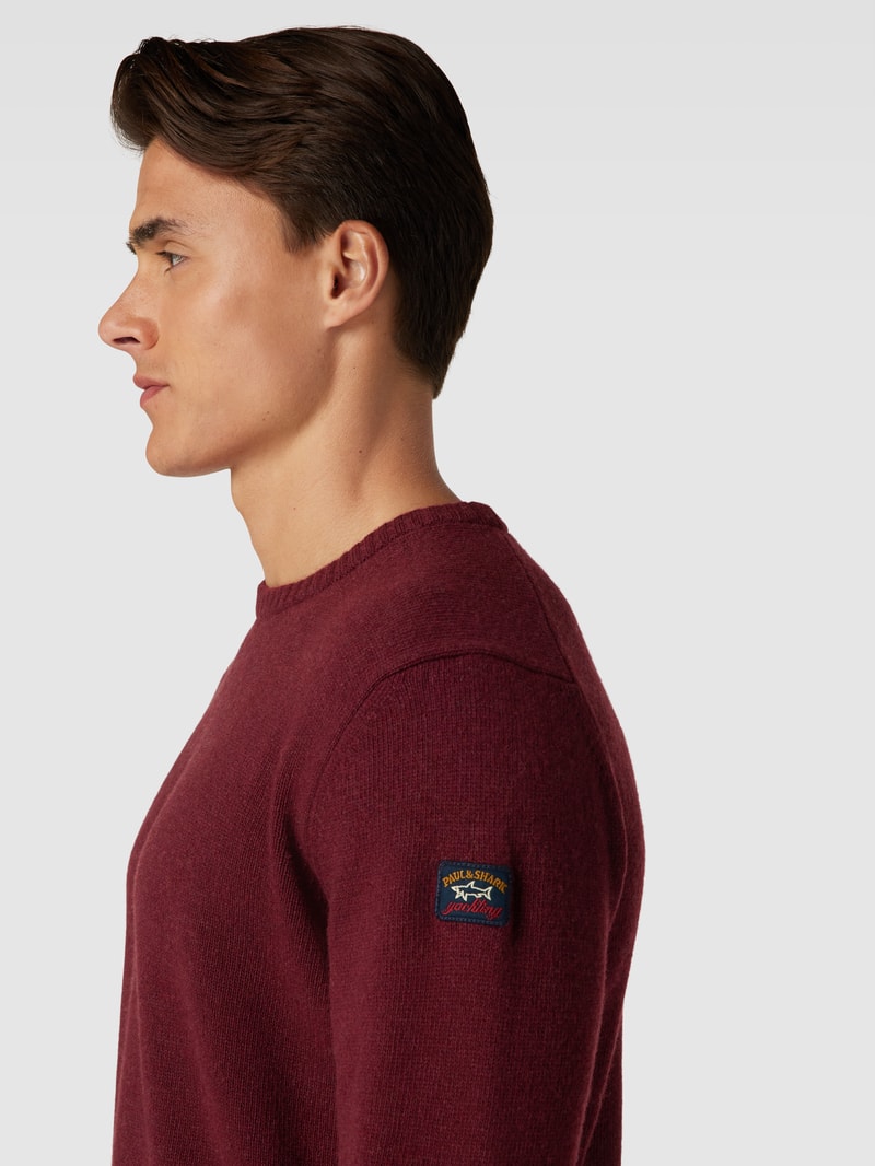 Strickpullover mit Label-Patch in bordeaux rot