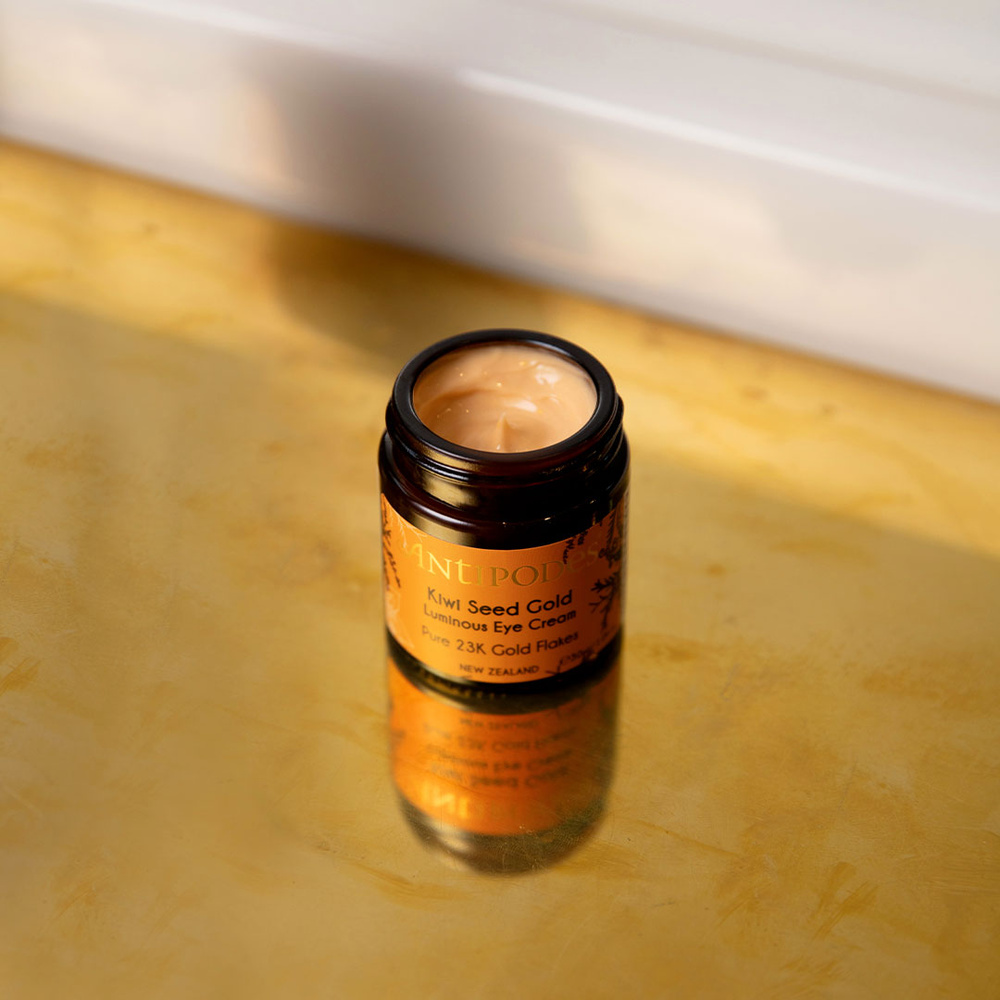 Antipodes Kiwi Seed Gold Contour Des Yeux Éclat D’Or À L'Huile De Kiwi Crème contour des yeux illuminatrice naturelle aux flocons d'or 23 carats