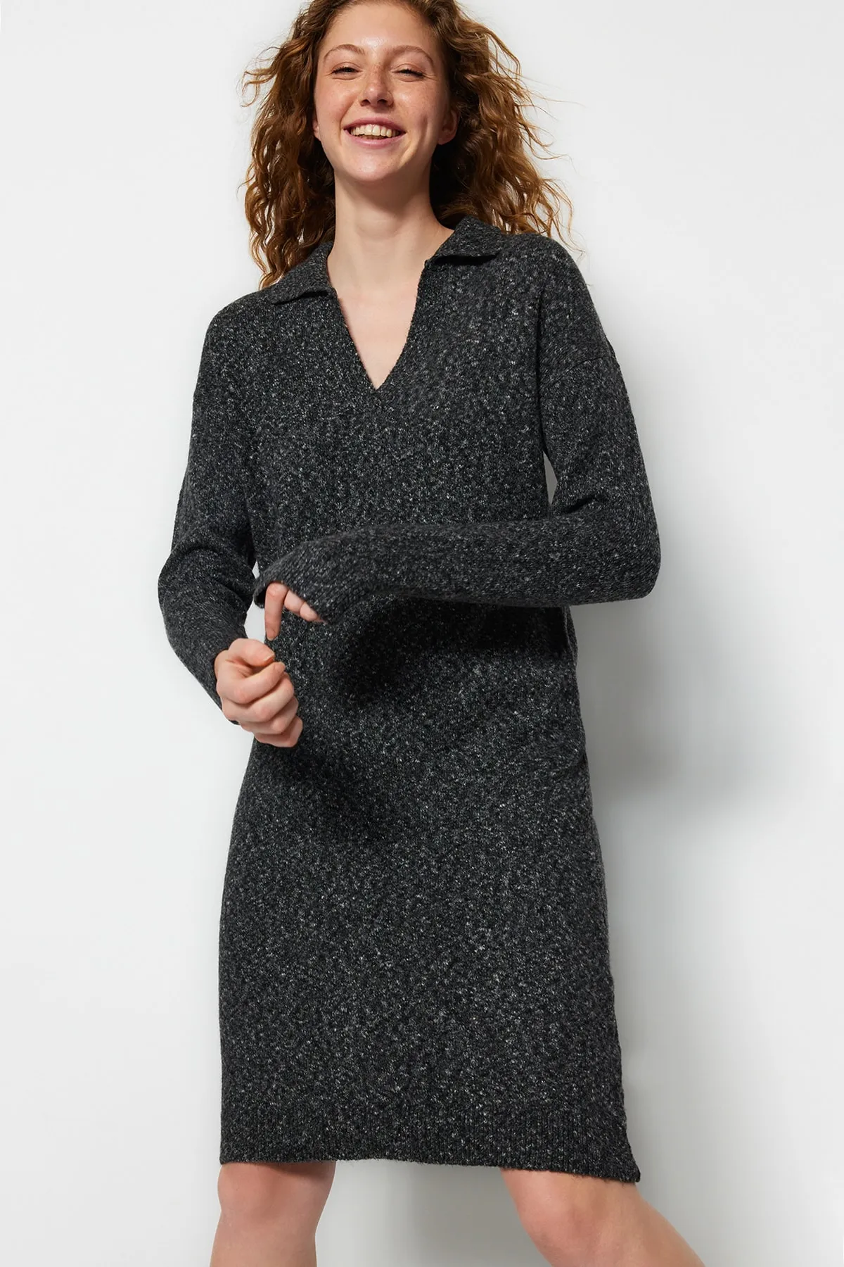 Trendyol Collection  Anthrazitfarbenes Midi-Strickkleid aus Wolle mit Rollkragen TWOAW24EL00009