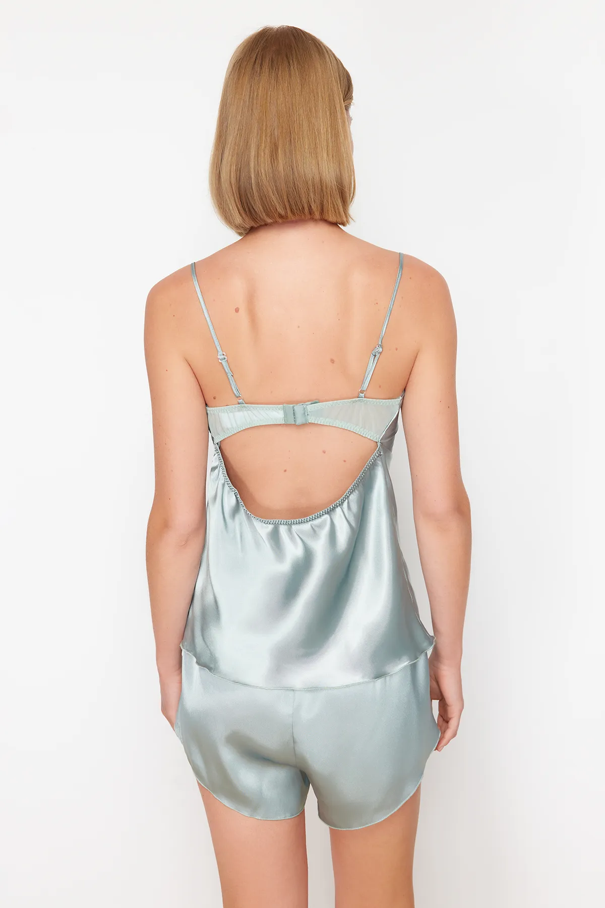 Trendyol Collection  Mintgrünes Pyjama-Set aus gewebtem Satin – Fadenriemen und Fensterdetail auf der Rückseite THMSS24PT00277