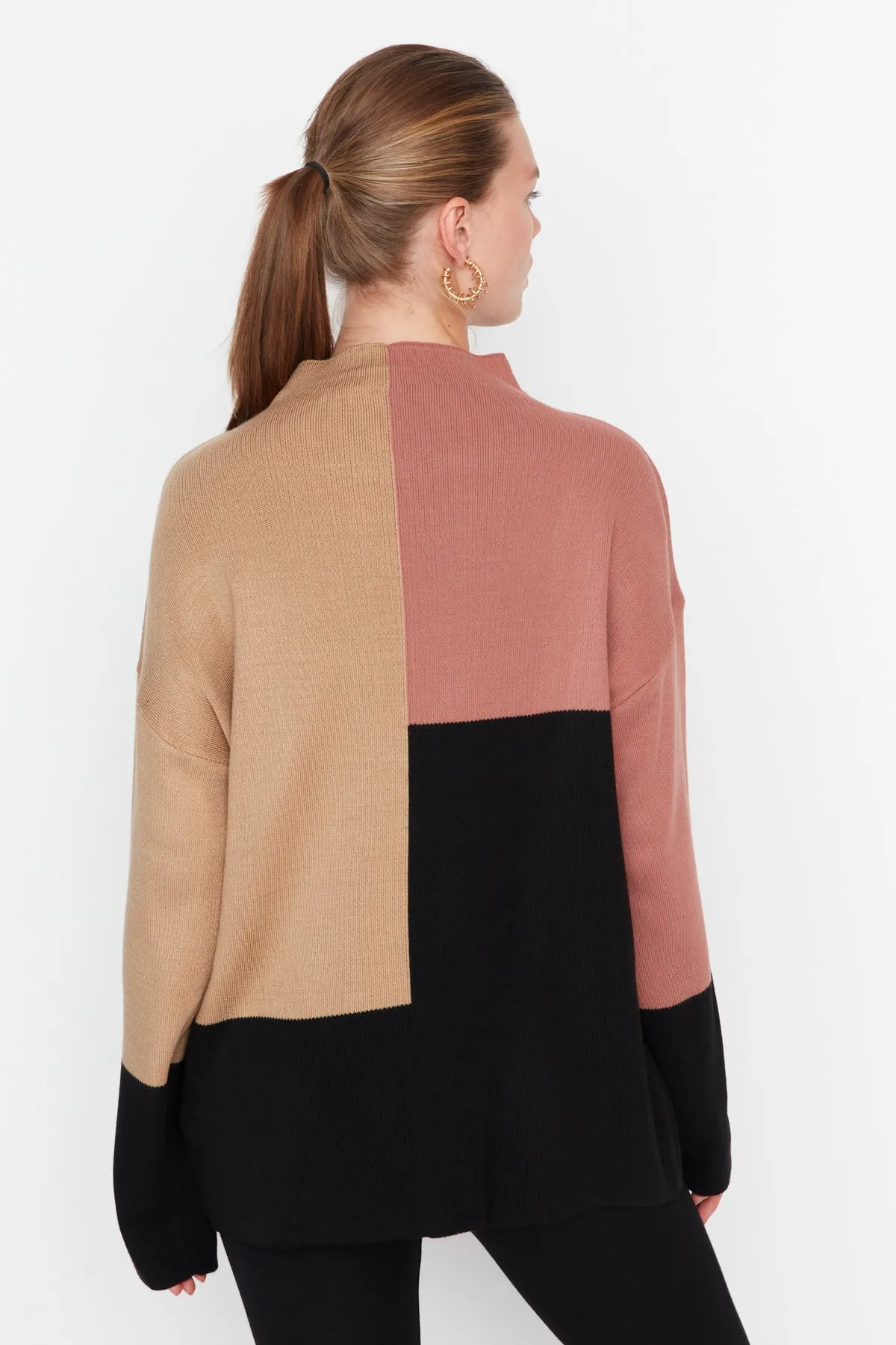 Trendyol Modest  Hellbrauner Farbblock-Strickpullover mit Stehkragen TCTAW22AK0054