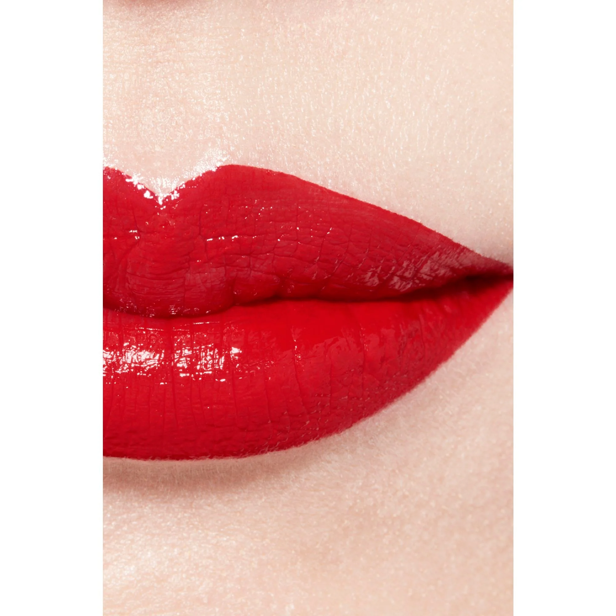 ROUGE COCO BLOOM - LA BARRA DE LABIOS HIDRATANTE Y VOLUMINIZADORA DE LARGA DURACIÓN, CON COLOR INTENSO Y BRILLO.