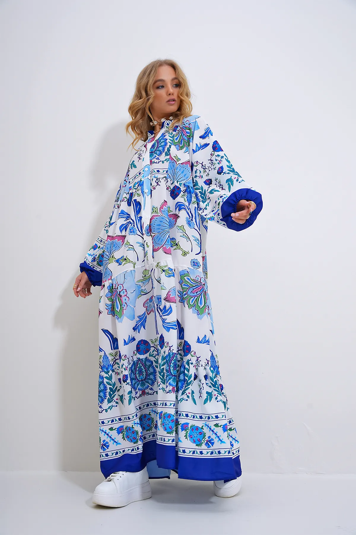 Trend Alaçatı Stili  Weiß-blaues Maxikleid mit hohem Kragen und Schalkragen für Damen, gemustert, ALC-X11593