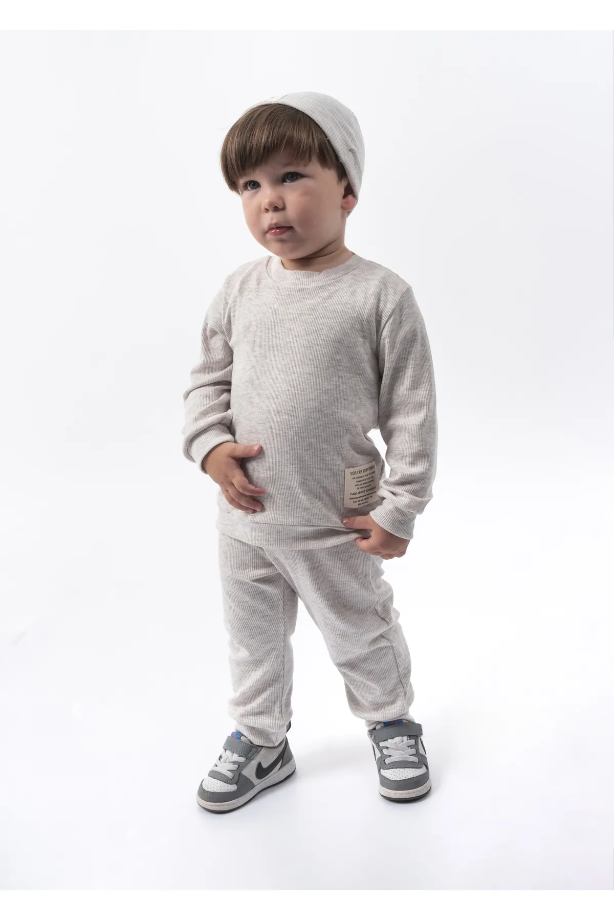 Bubito  Unisex-Mütze mit Wappendetail, schnurgebundenes 3-teiliges Unter- und Oberteil-Anzugset – Grau