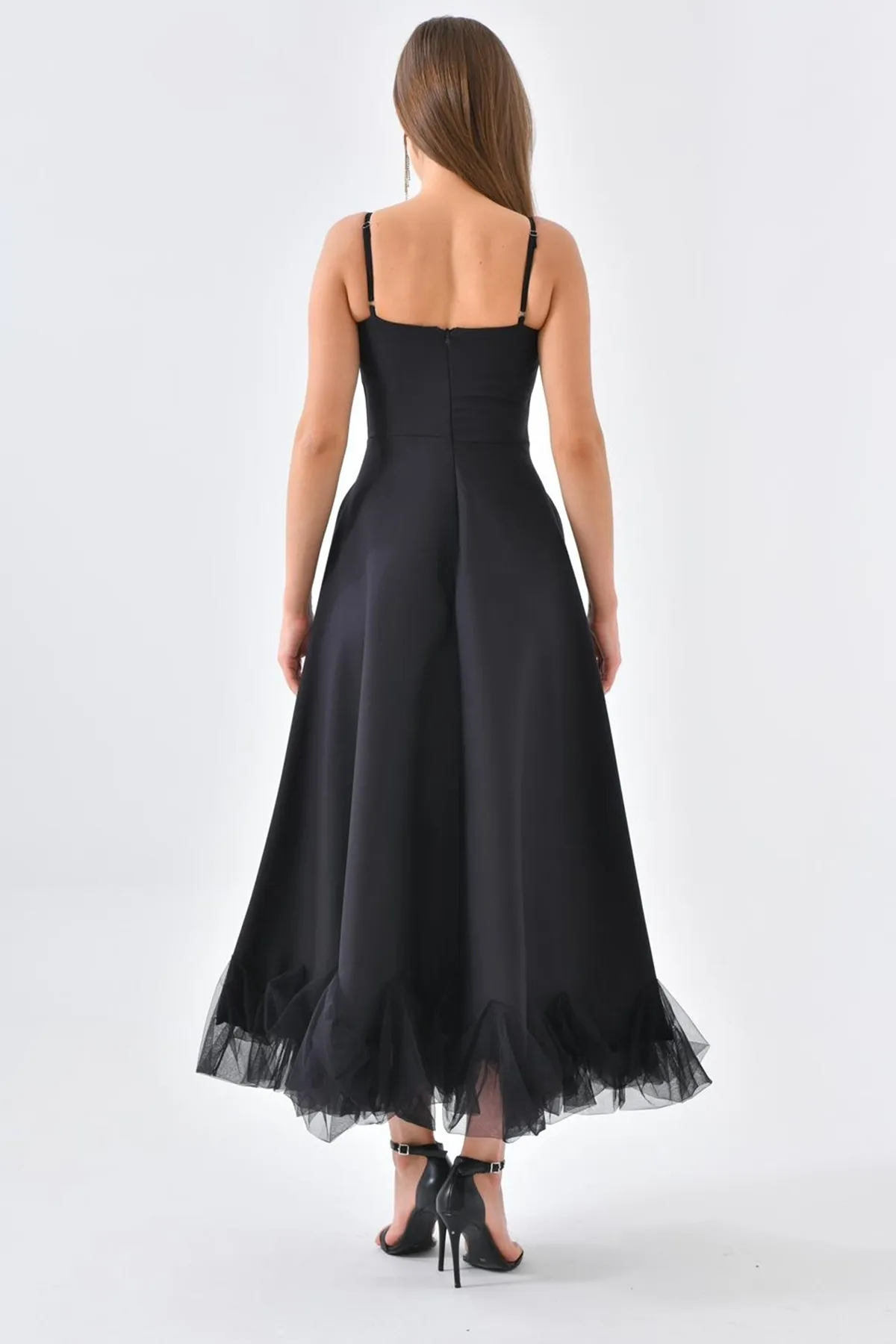 lovebox  Schwarzes Abendkleid in Midilänge mit schmalen Trägern, ausgestelltem Rock aus Baumwollatlasgewebe und Tülldetail 9326