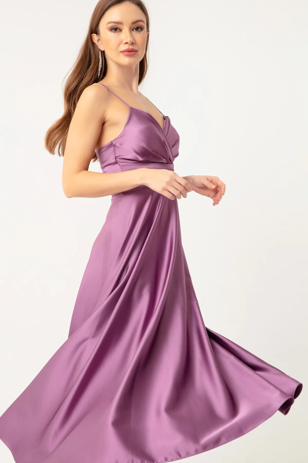 Lafaba  Lavendelfarbenes Midi-Abendkleid und Abschlusskleid aus Satin mit Taillengürtel und Seilriemen für Damen