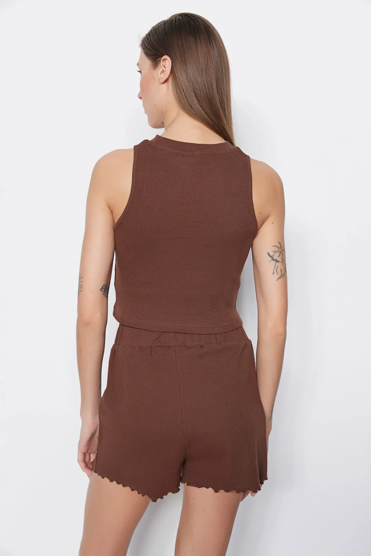 Trendyol Collection  Braunes Neckholder-Unterhemd-Shorts-Set aus gerippter Baumwolle mit gestricktem Unterteil und Oberteil THMSS23AL00006