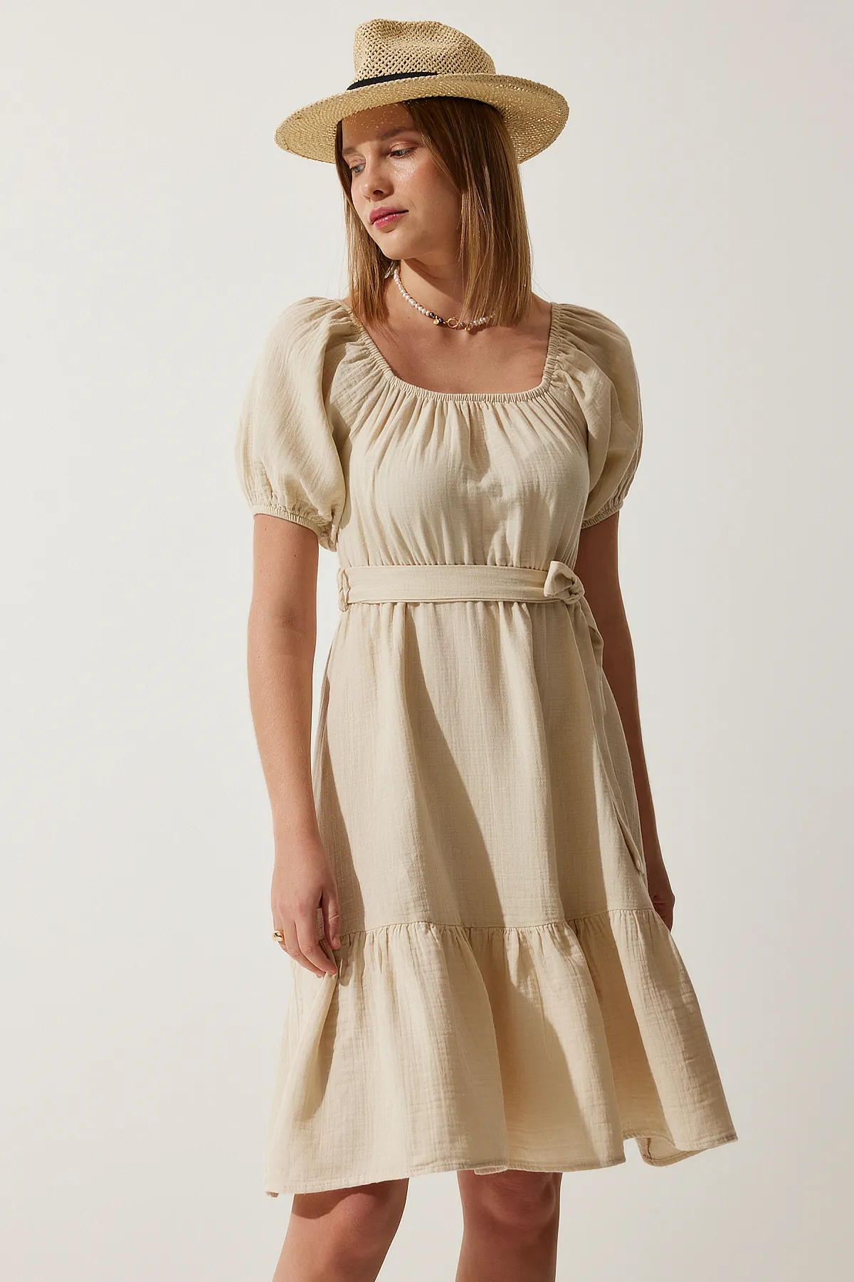 Happiness İstanbul  Cremefarbenes Sommerkleid aus Musselin mit Carmen-Kragen und Gürtel für Damen, MX00157