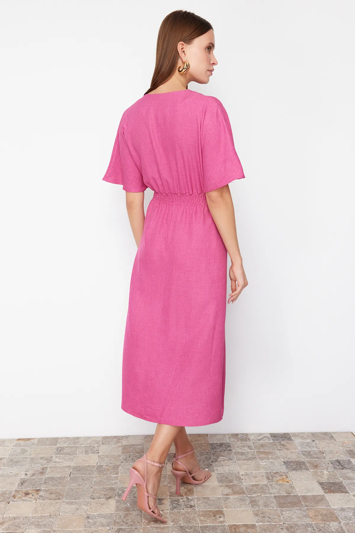 Trendyol Collection  Fuchsiafarbenes A-Linien-Midikleid aus Webstoff mit V-Ausschnitt und Bindedetail TWOSS23EL01543