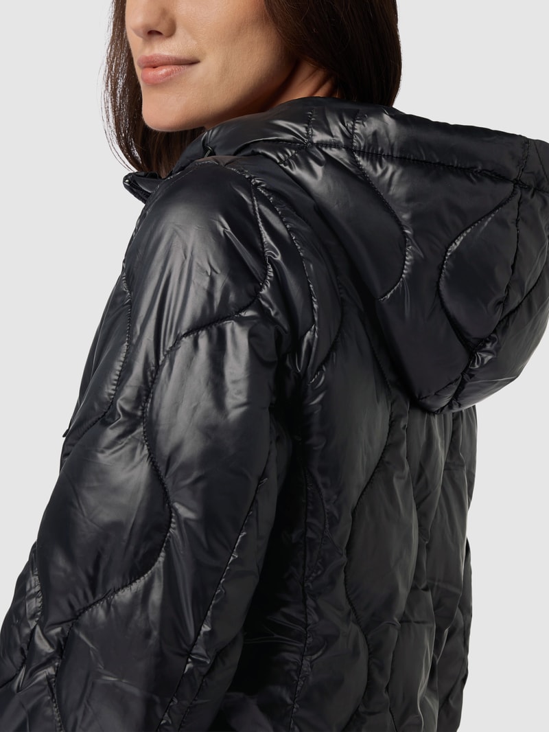 Steppjacke mit seitlichen Eingrifftaschen in schwarz