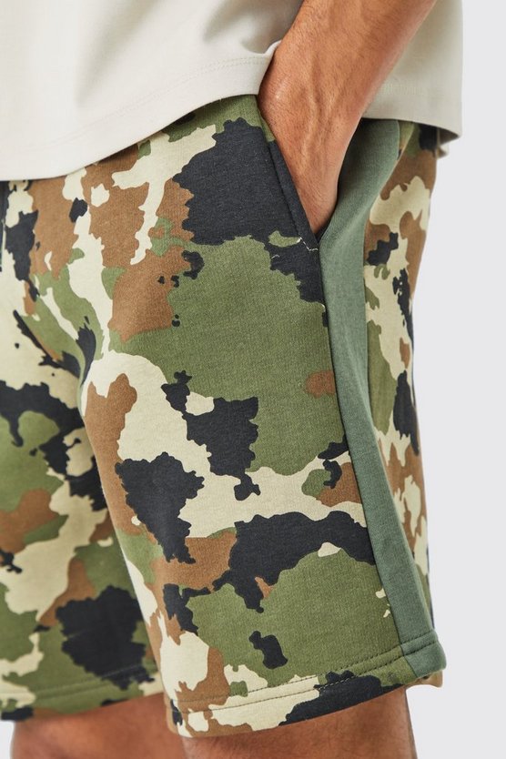 Lockere Camouflage Shorts mit Seitenstreifen