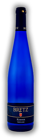 Ernst Bretz, Bechtolsheimer Petersberg, Kerner, Spätlese, lieblich blaue Flasche, 2021, Rheinhessen  Ernst Bretz, Bechtolsheimer Petersberg, Kerner, Spätlese, lieblich blaue Flasche, 2021, Rheinhessen  Hell strohgelbe Spätlese mit dezentem Süße-Säure
