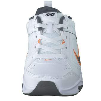 Nike Defy All Day Sneaker in weiß