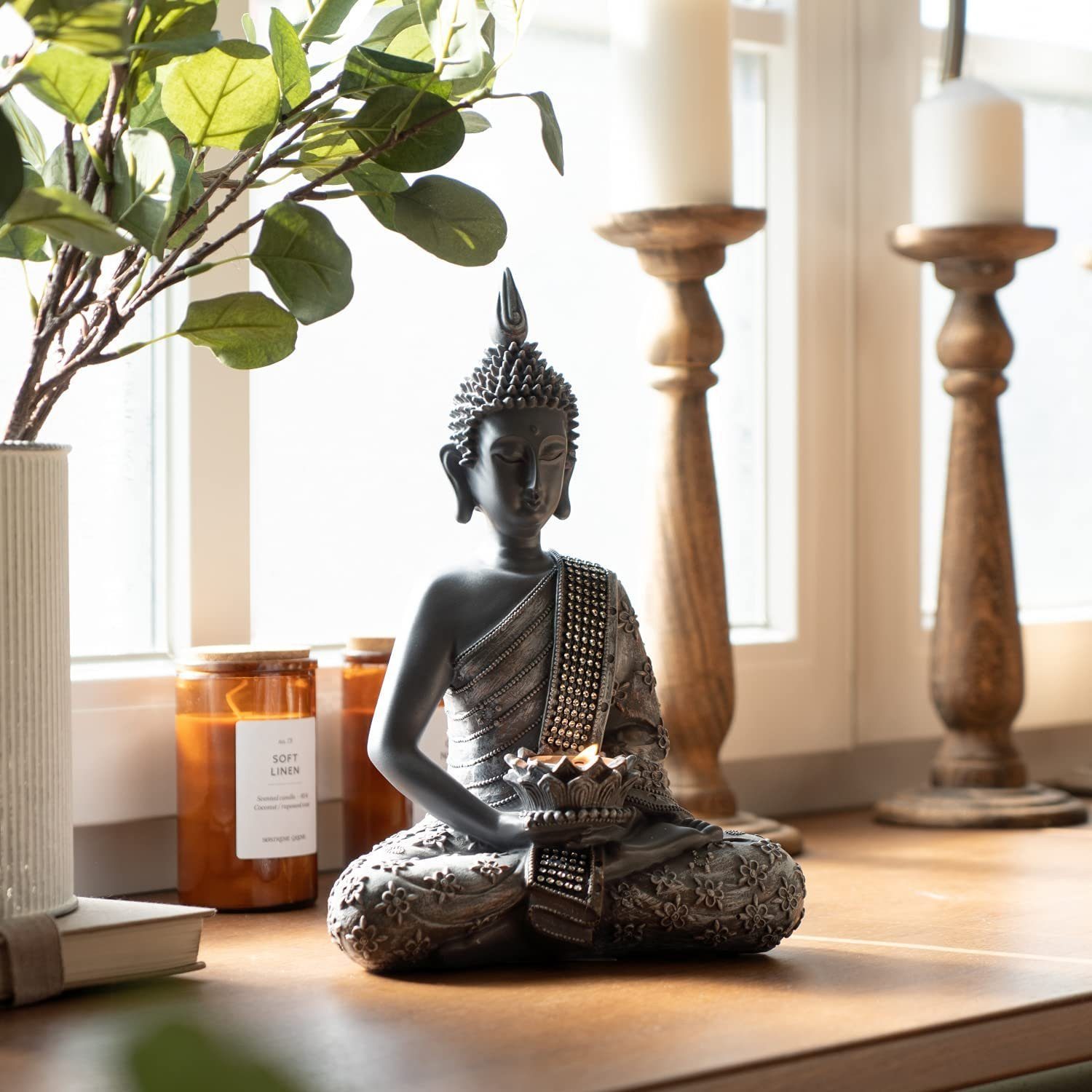 INtrenDU Buddhafigur Buddha Statue mit Teelichthalter 31cm, mit Strassbestückter Schärpe