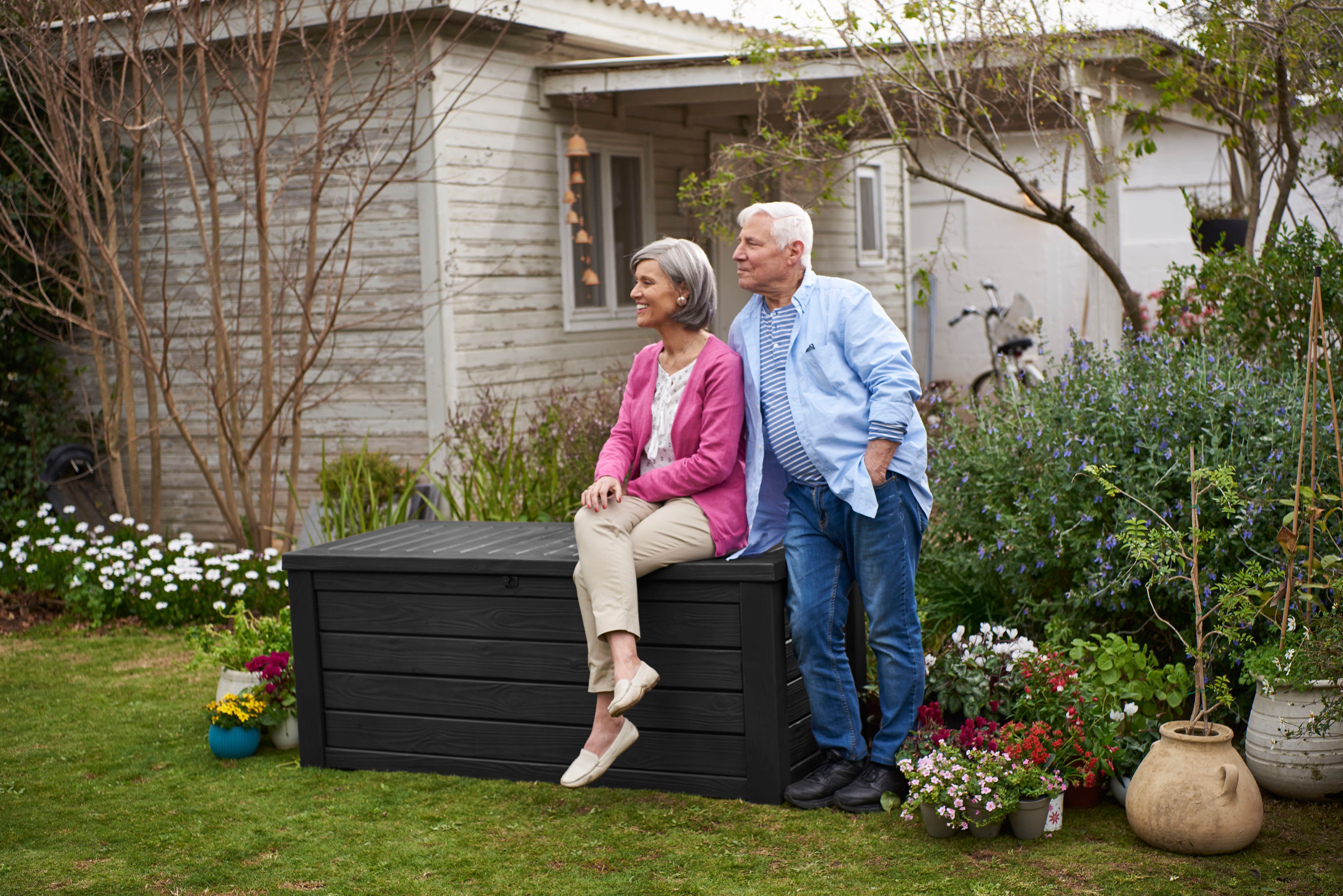 Keter Kissenbox Westwood Aufbewahrungsbox 568 Liter für Terrassenmöbel aus Kunststoff, Auflagenbox Gartenbox anthrazit Holz Optik mit Gasdruckfedern