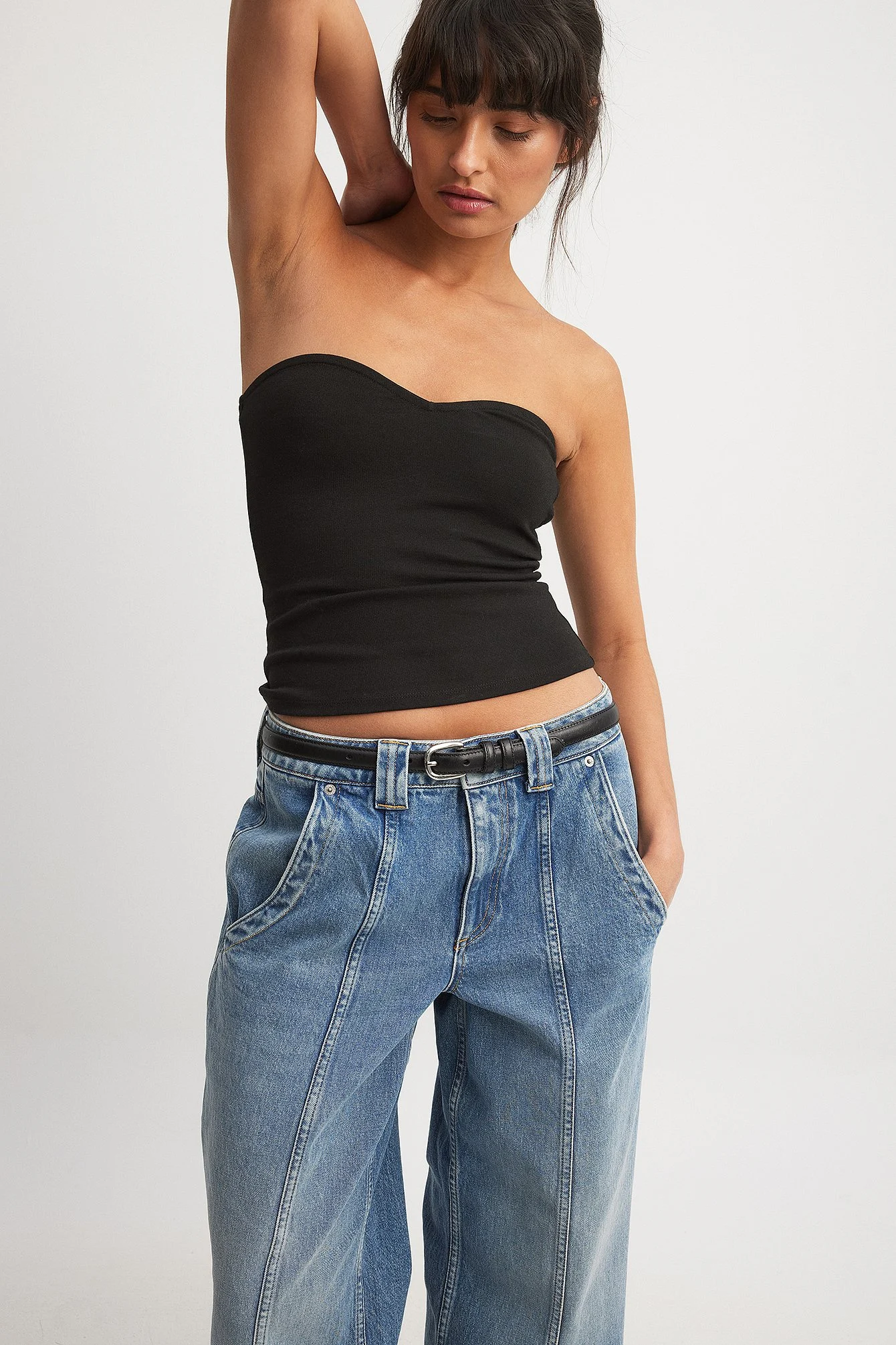 Tief geschnittene Jeans mit Taschendetail