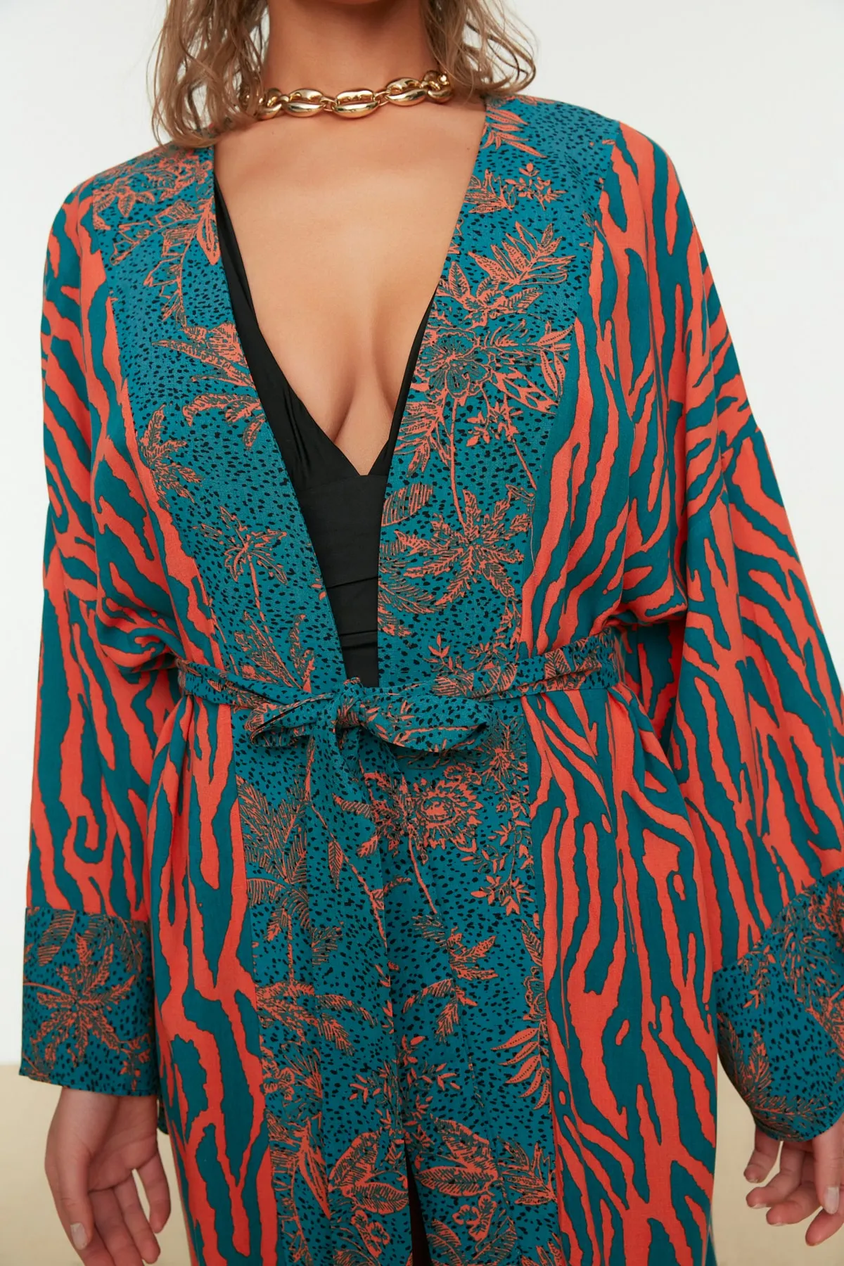 Trendyol Collection  Gewebter Maxi-Kimono und Kaftan mit Tiermuster und Gürtel TBESS21KM0171