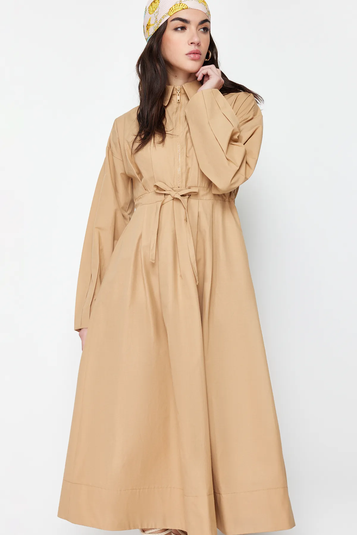 Trendyol Modest  Kamelfarbenes, detailliertes Webkleid mit Kordel und Reißverschluss TCTSS24EB00086
