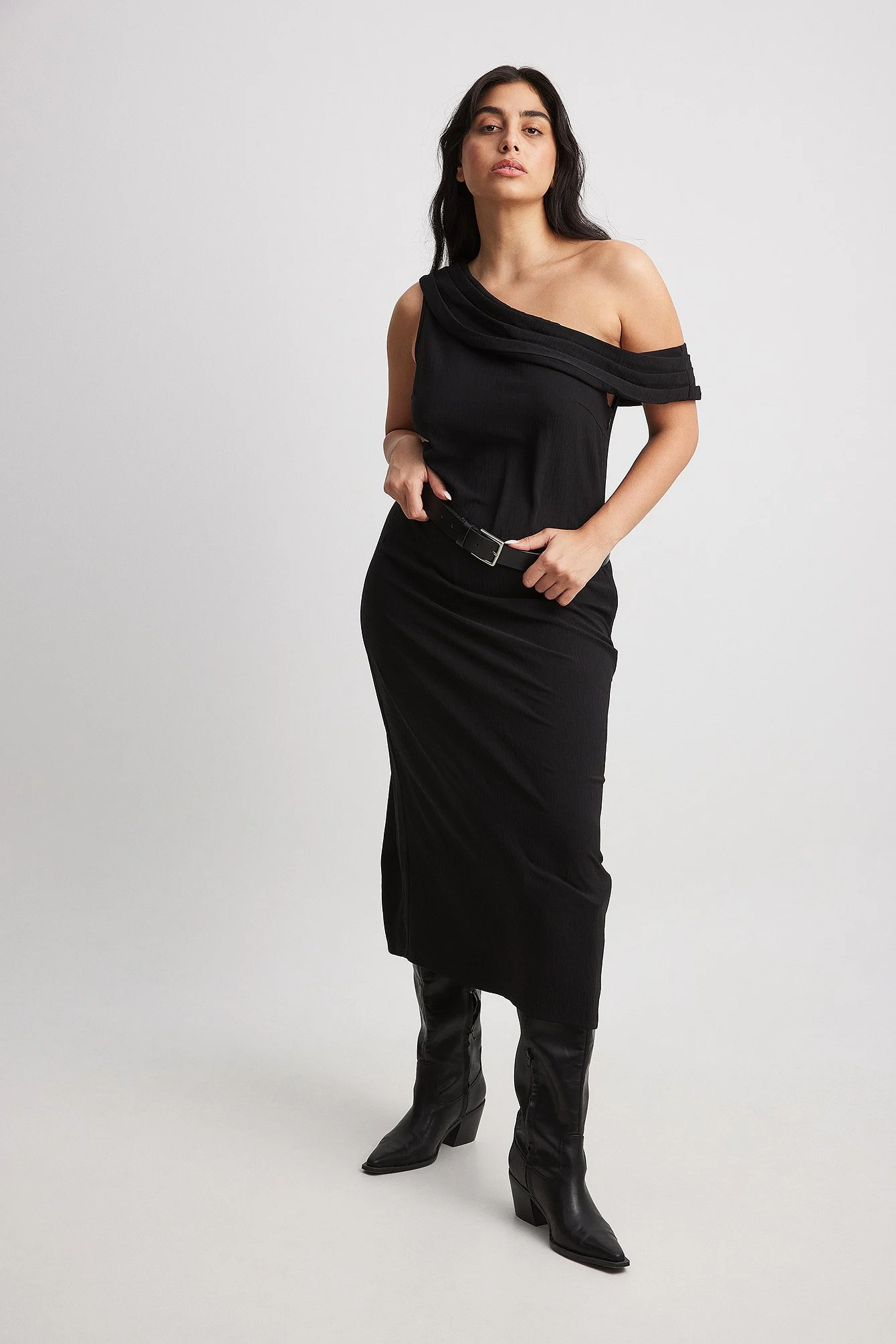 Einseitig schulterfreies, drapiertes Midikleid