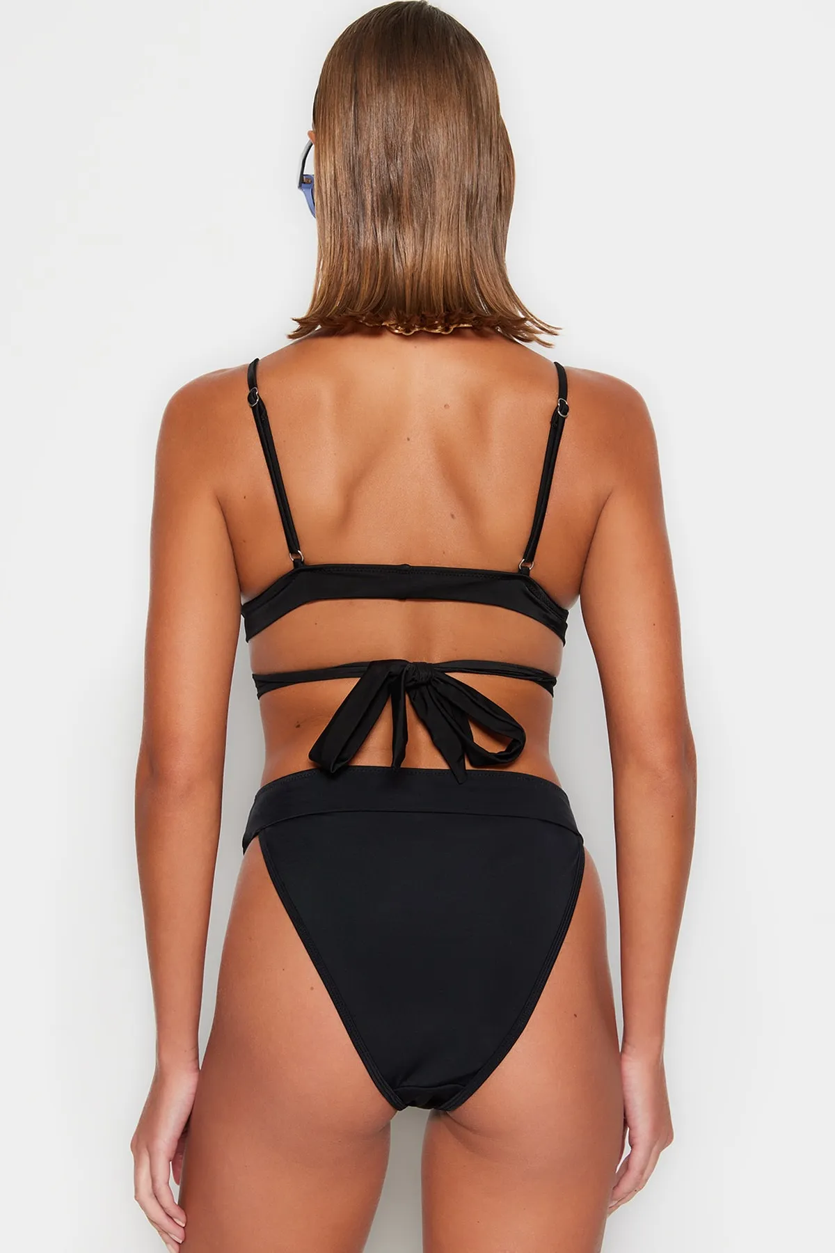 Trendyol Collection  Schwarze, geraffte Bikinihose mit hoher Taille und normalem Beinverlauf TBESS23BA00092