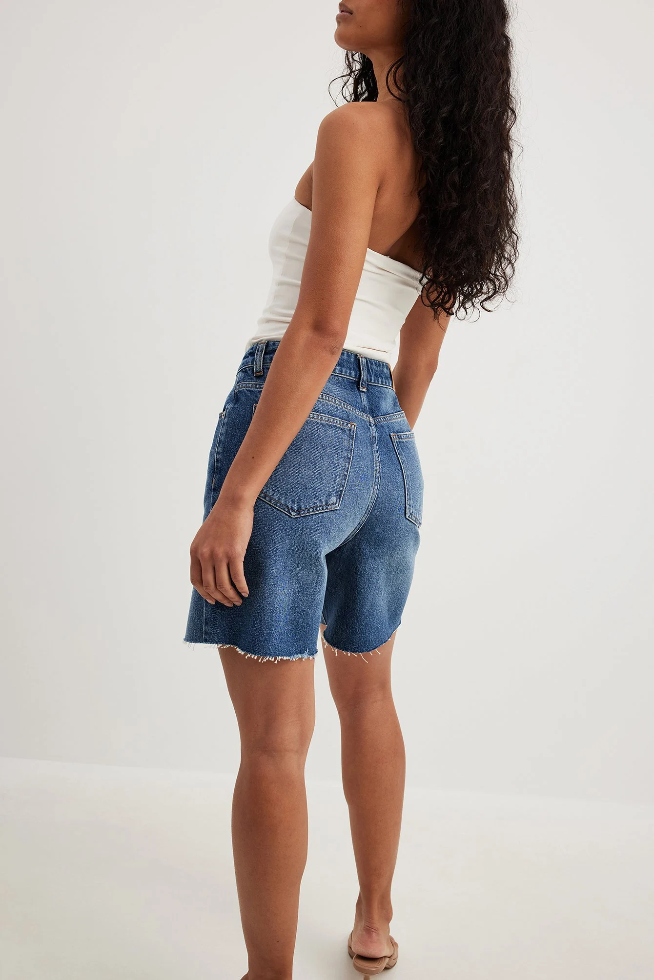 Hochtaillierte Denim-Shorts mit rohem Saum