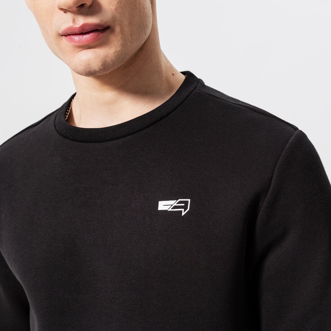 CONFRONT SWEATSHIRT ESSENTIAL CREW Schwarz