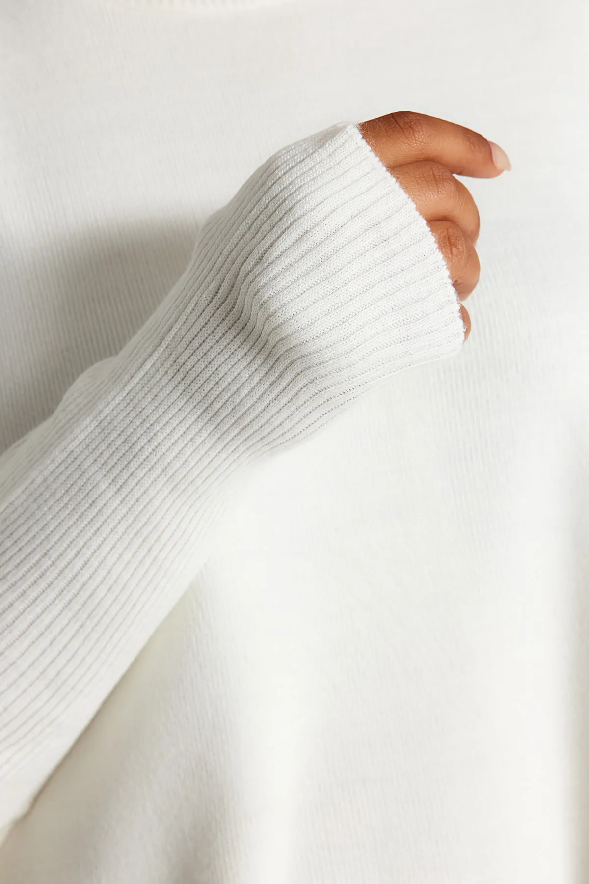 Trendyol Curve  Ecrufarbener, geschlitzter, detaillierter Strickpullover